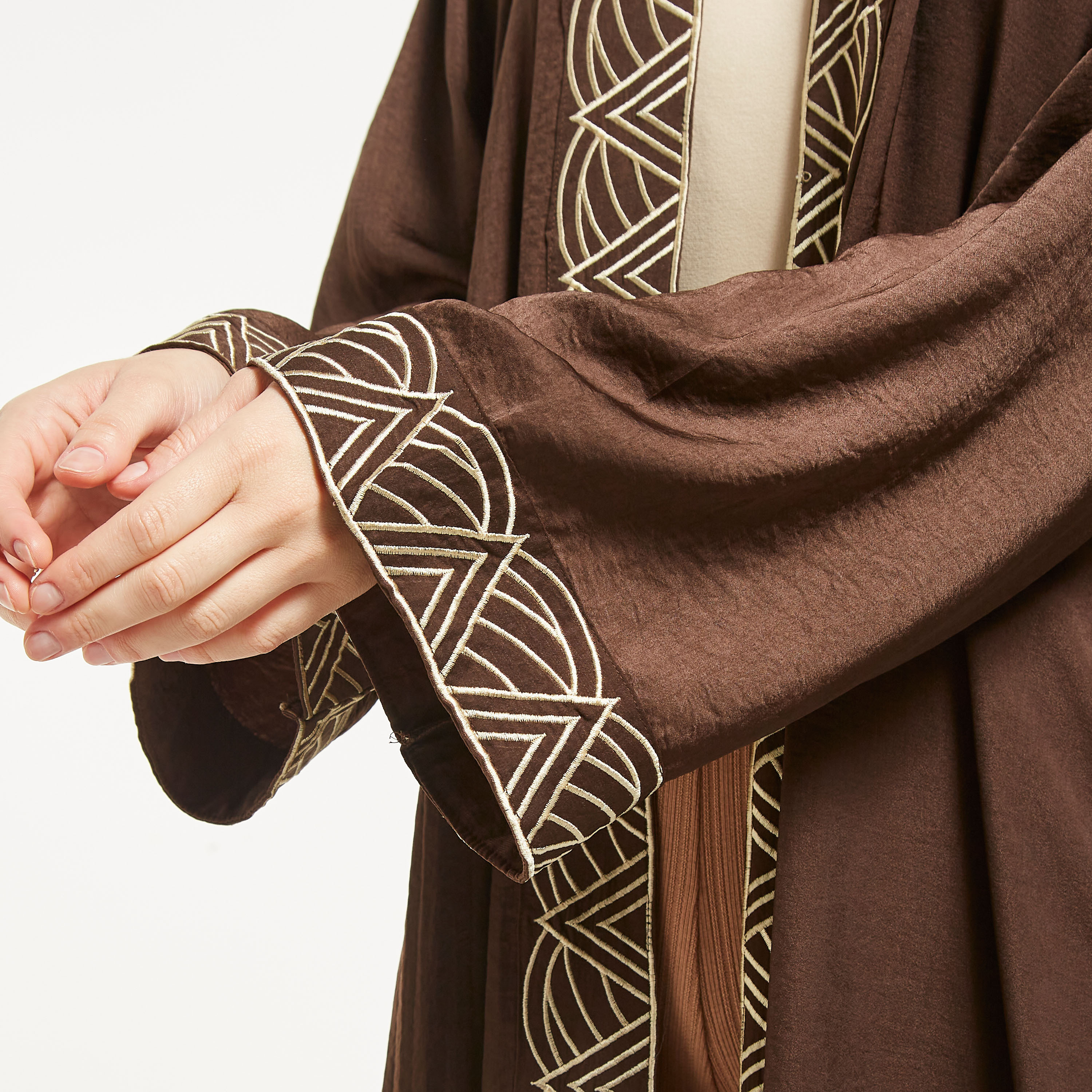 عباية مفتوحة من الأمام مطرزة من مويستريت-women-arabicclothing-abayas-image-3