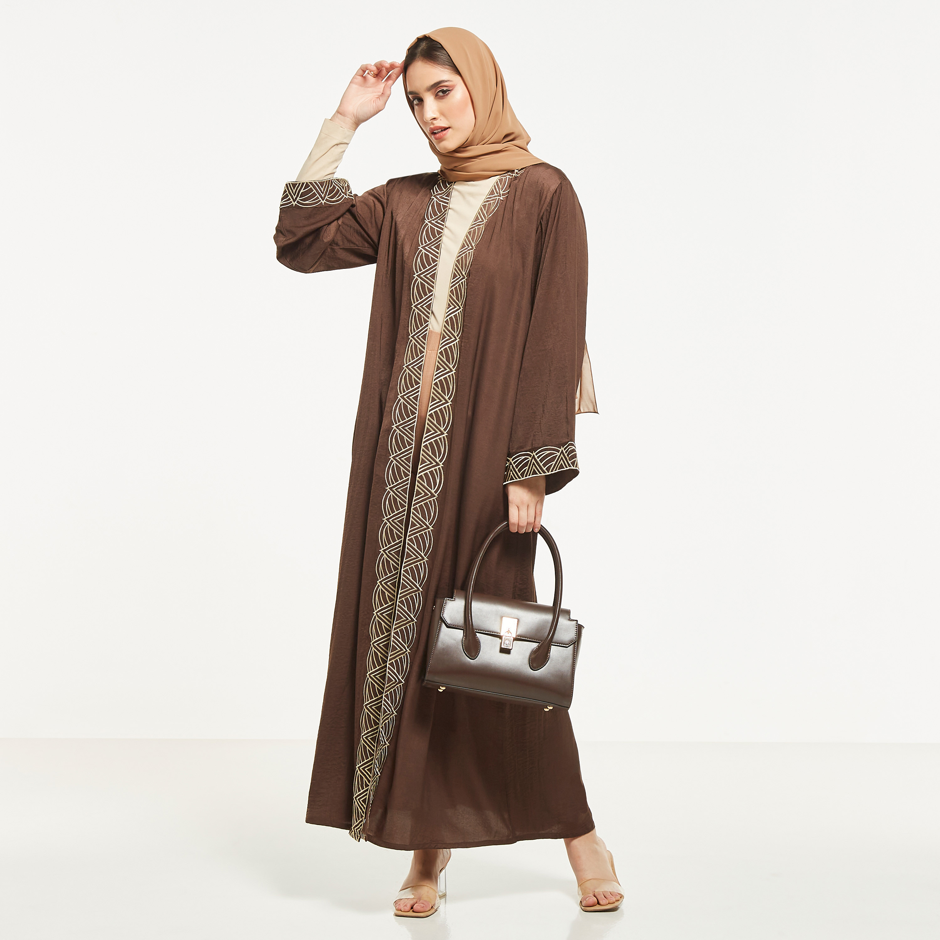 عباية مفتوحة من الأمام مطرزة من مويستريت-women-arabicclothing-abayas-image-4