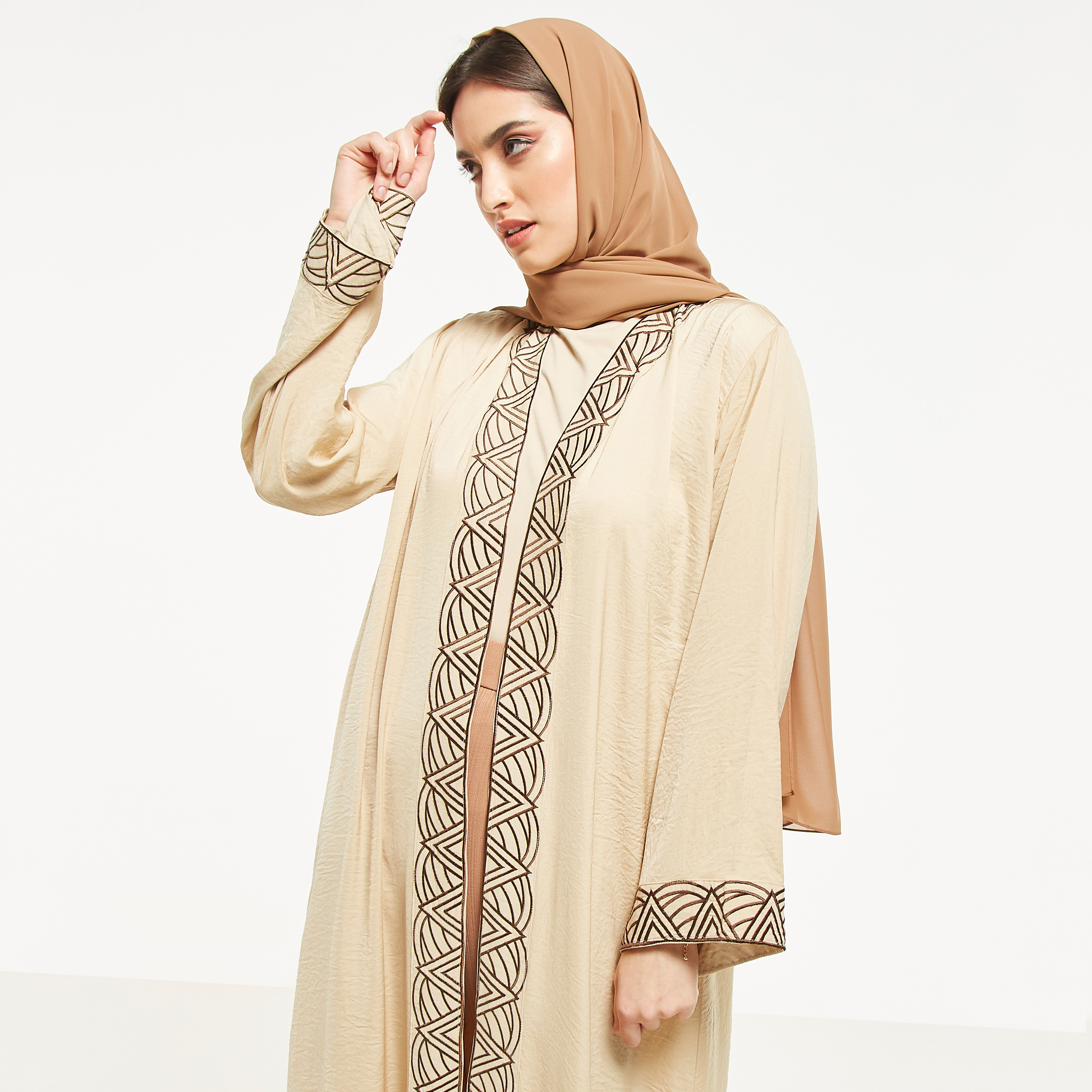 عباية مفتوحة من الأمام مطرزة من مويستريت-women-arabicclothing-abayas-image-2