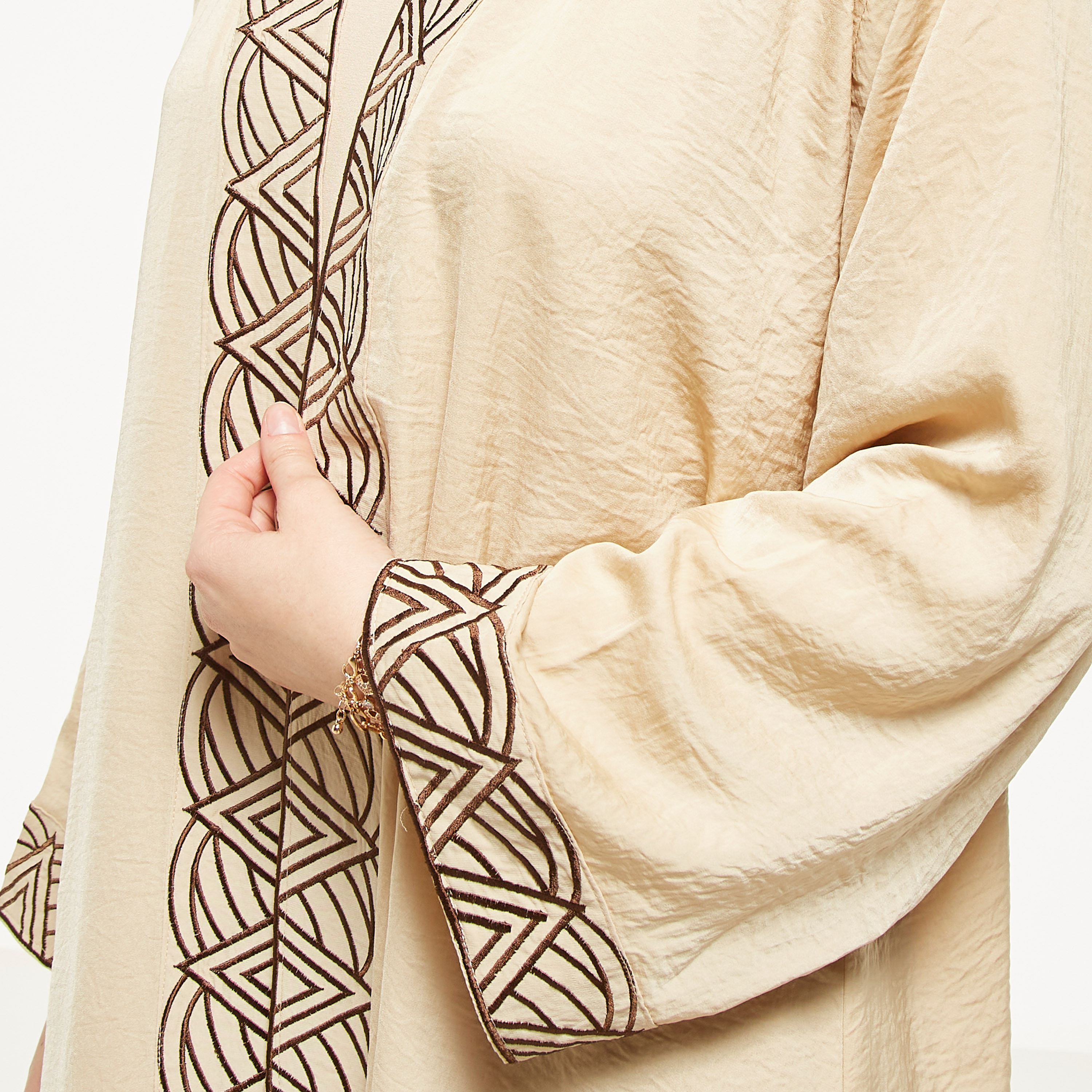 عباية مفتوحة من الأمام مطرزة من مويستريت-women-arabicclothing-abayas-image-3