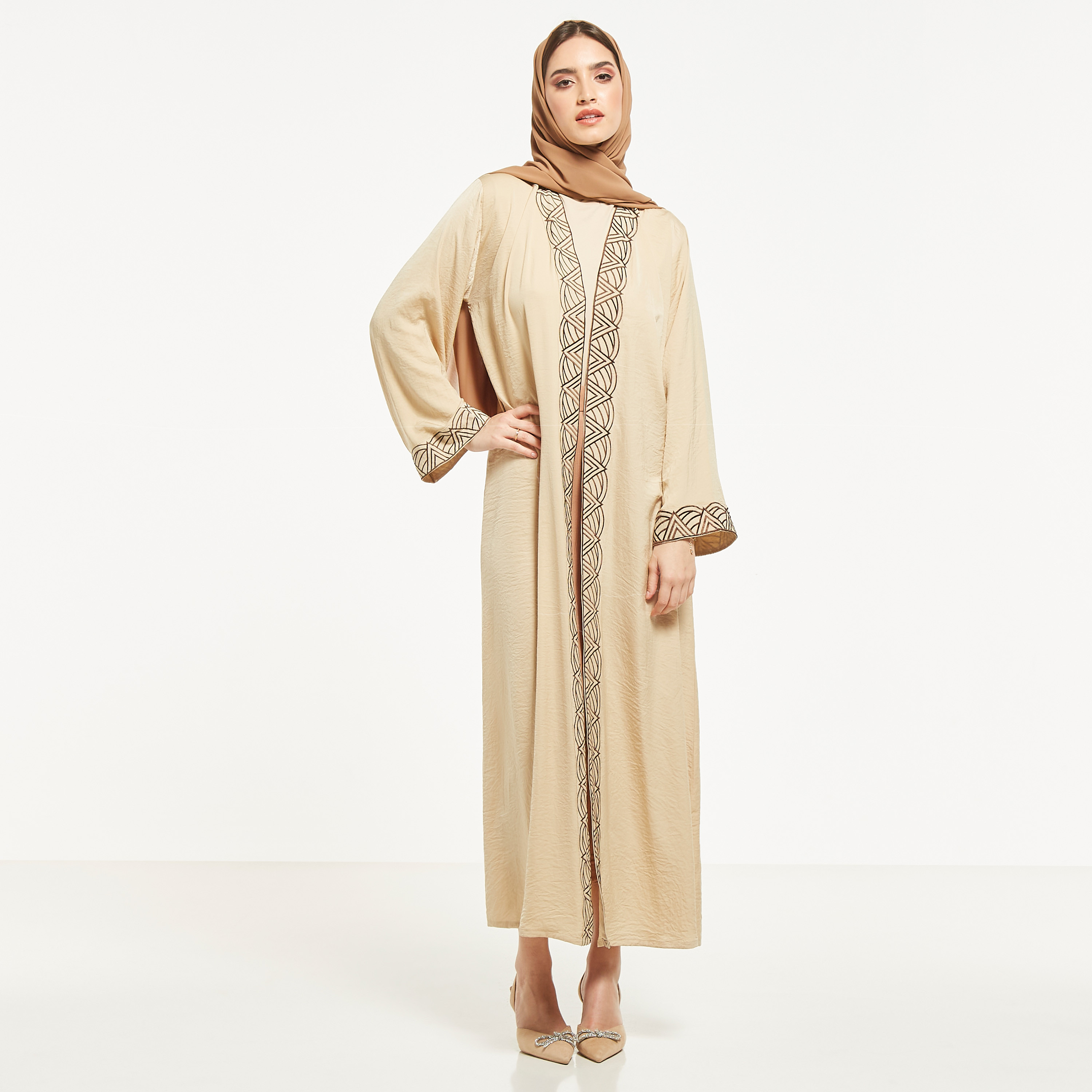 عباية مفتوحة من الأمام مطرزة من مويستريت-women-arabicclothing-abayas-image-4