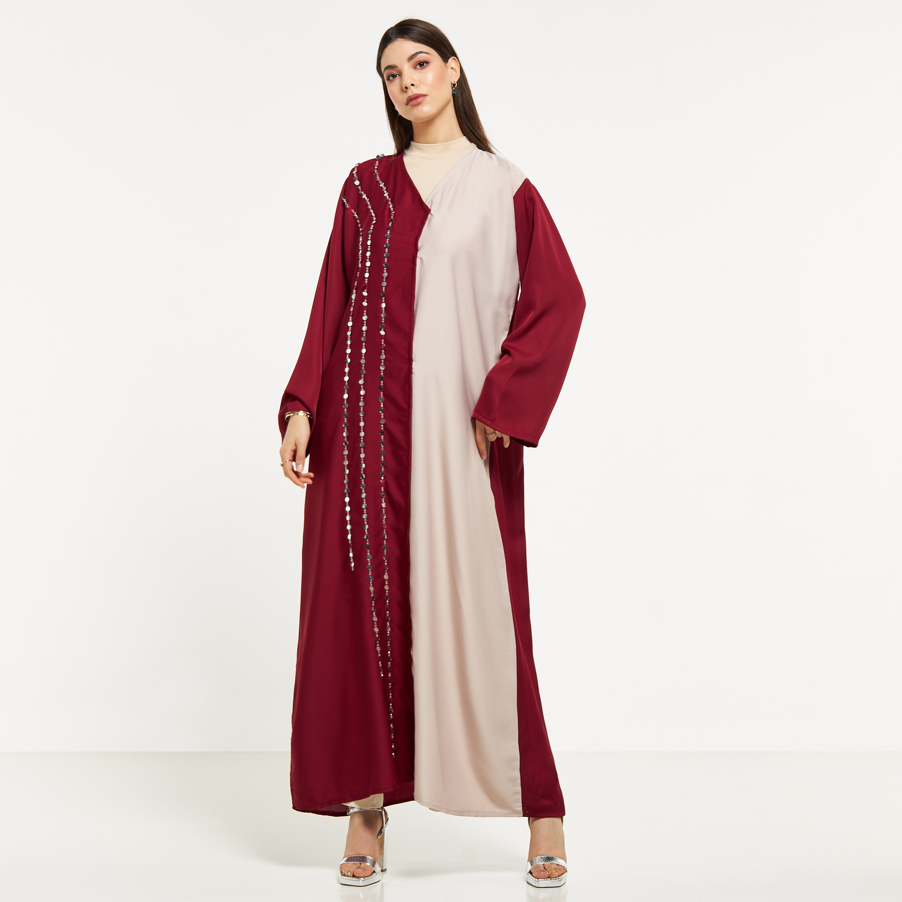 عباية مزيّنة طويلة من مويستريت-women-arabicclothing-abayas-image-1