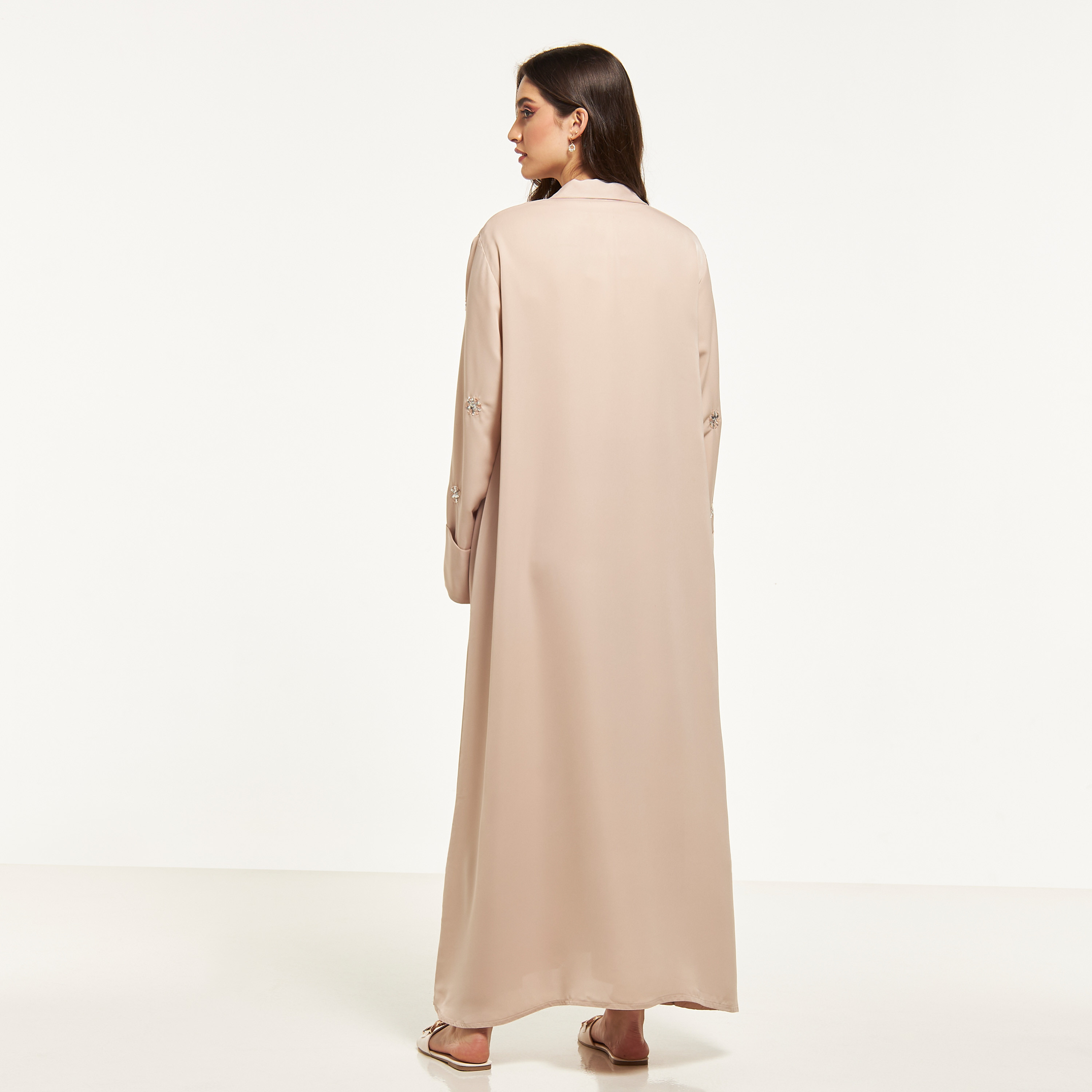 عباية مزيّنة بالترتر بياقة مطويّة من مويستريت-women-arabicclothing-abayas-image-5