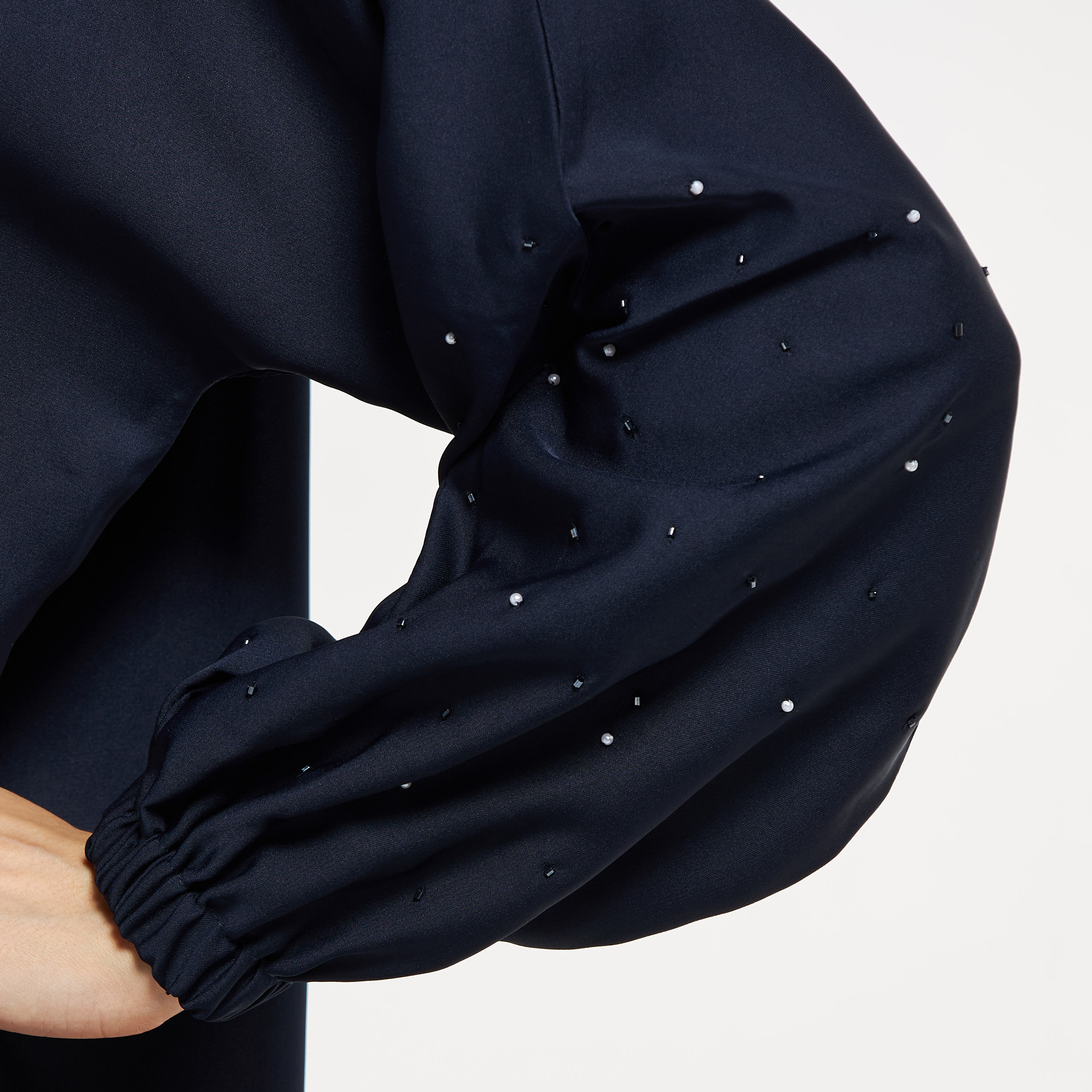 عباية مزيّنة مع حجاب من مويستريت-women-arabicclothing-abayas-image-3