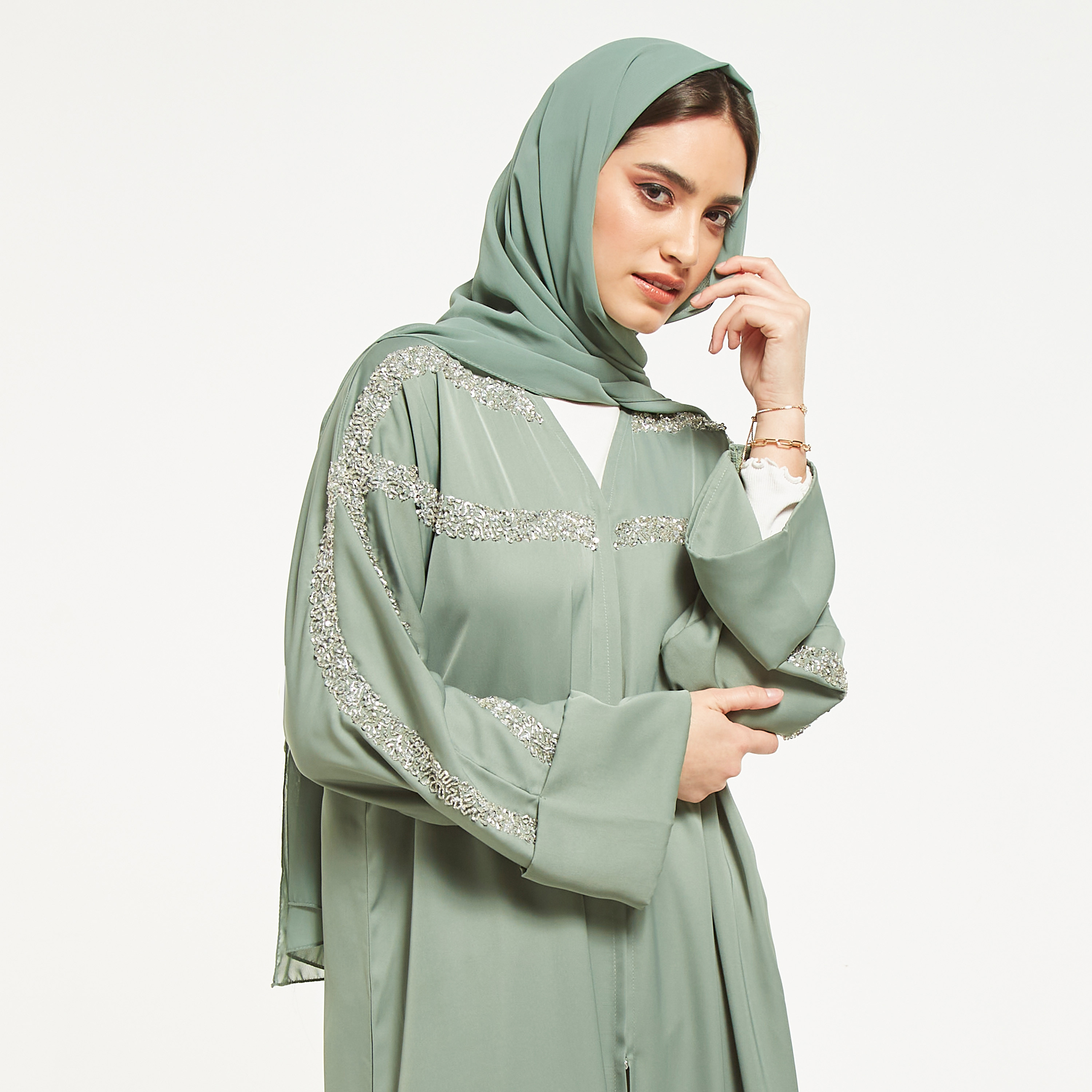 عباية مزيّنة مع حجاب من مويستريت-women-arabicclothing-abayas-image-4