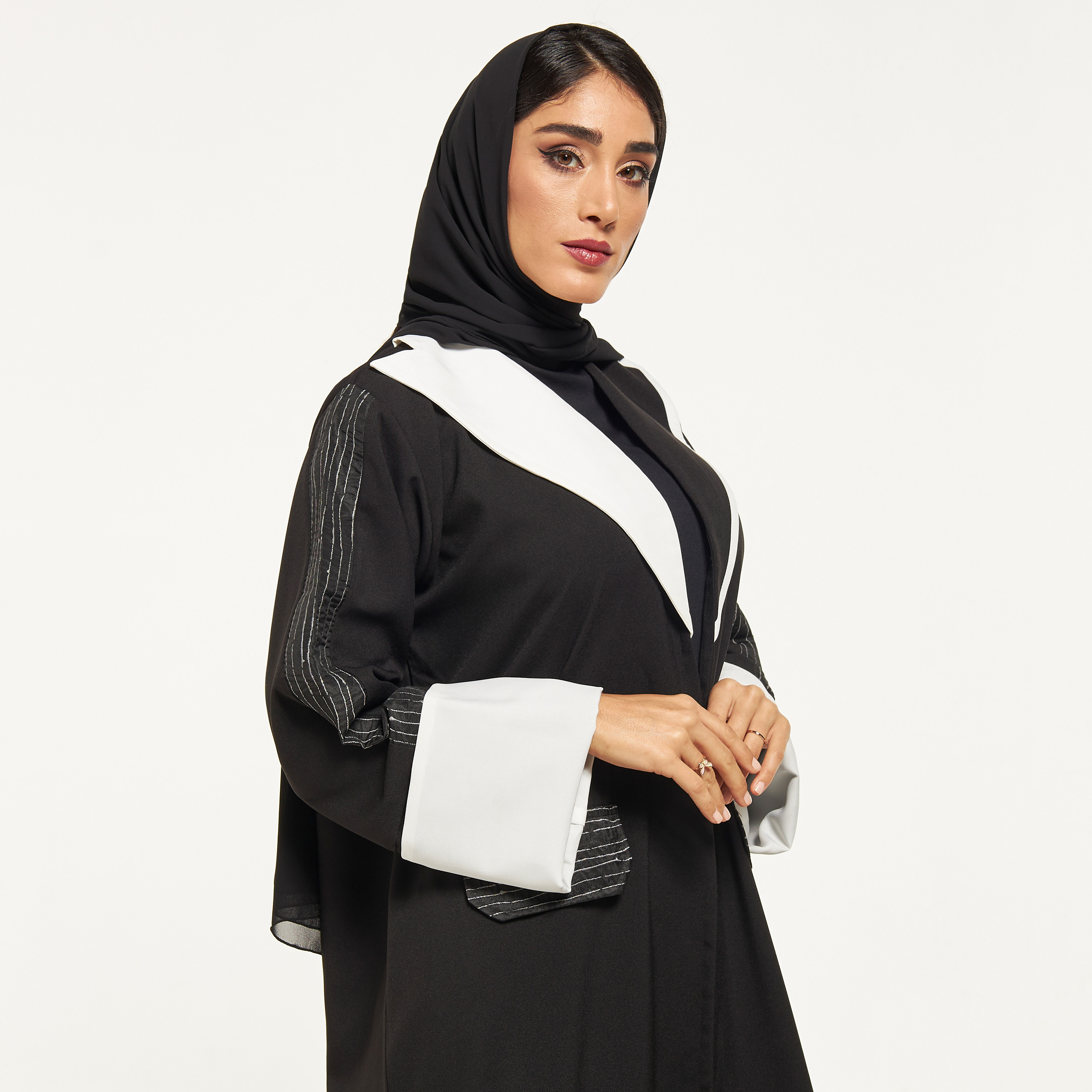 عباية بقوالب ملونة وحجاب من مويستريت-women-arabicclothing-abayas-image-2