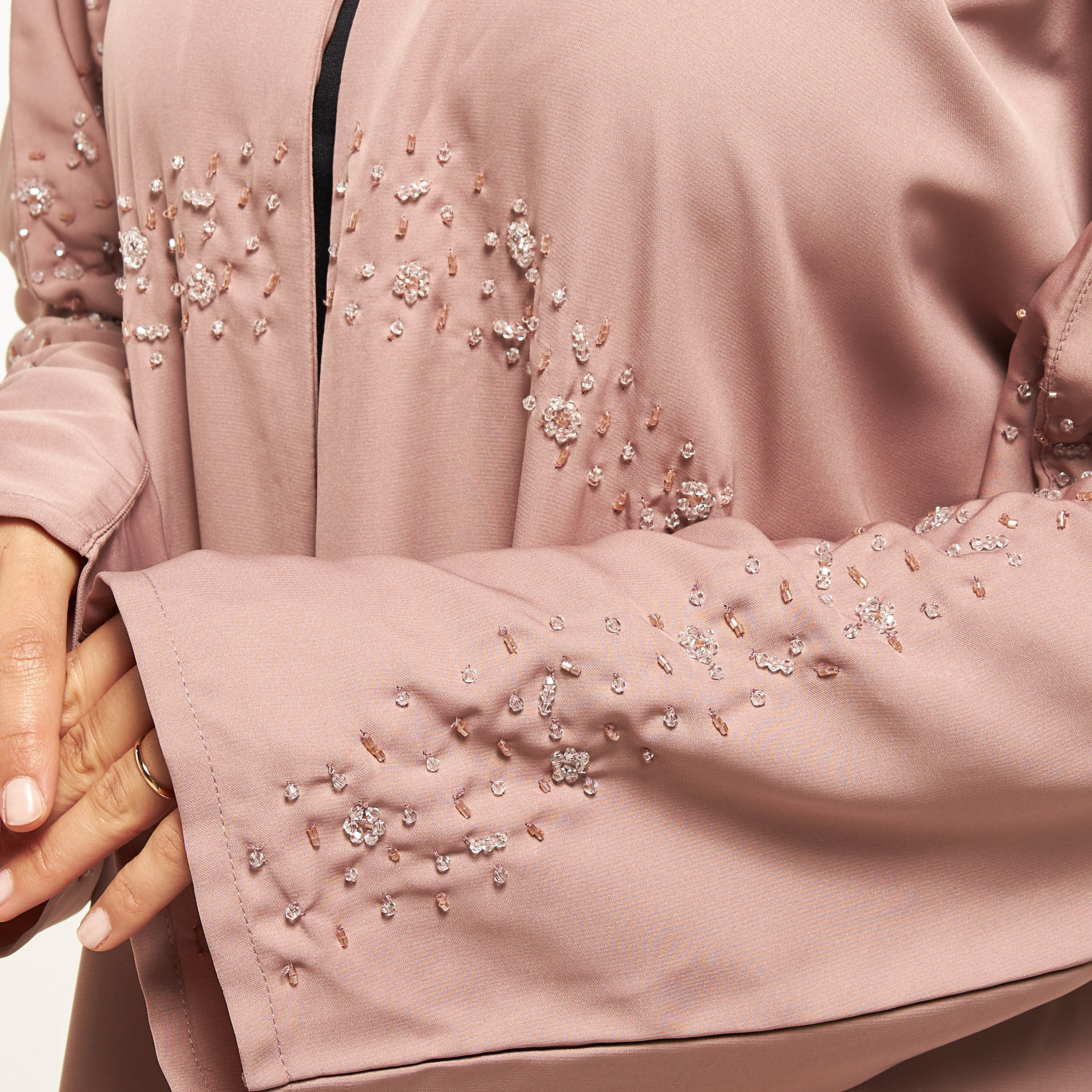 عباية مزيّنة مع حجاب من مويستريت-women-arabicclothing-abayas-image-3