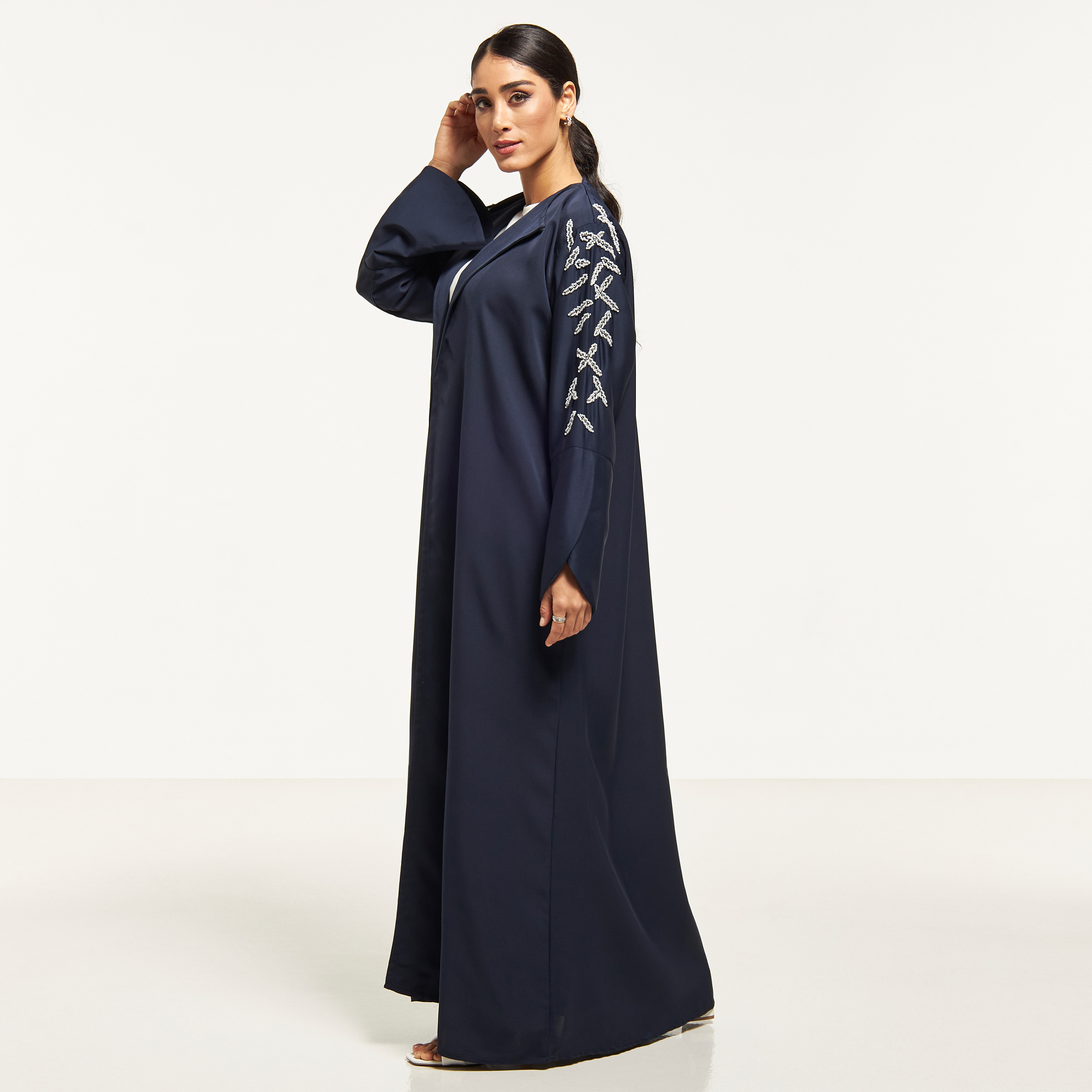 عباية مزيّنة بياقة عادية وحجاب من مويستريت-women-arabicclothing-abayas-image-1