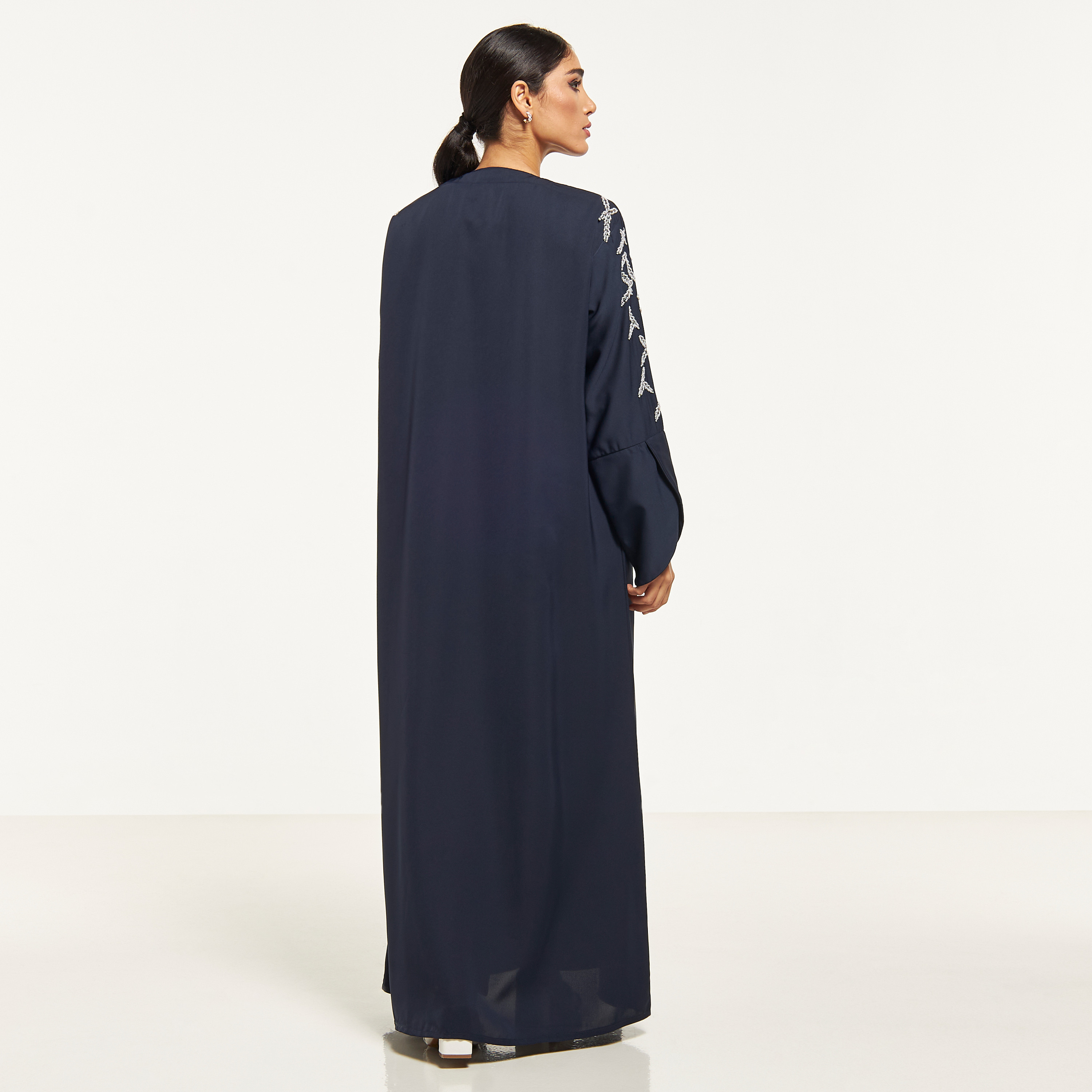 عباية مزيّنة بياقة عادية وحجاب من مويستريت-women-arabicclothing-abayas-image-5