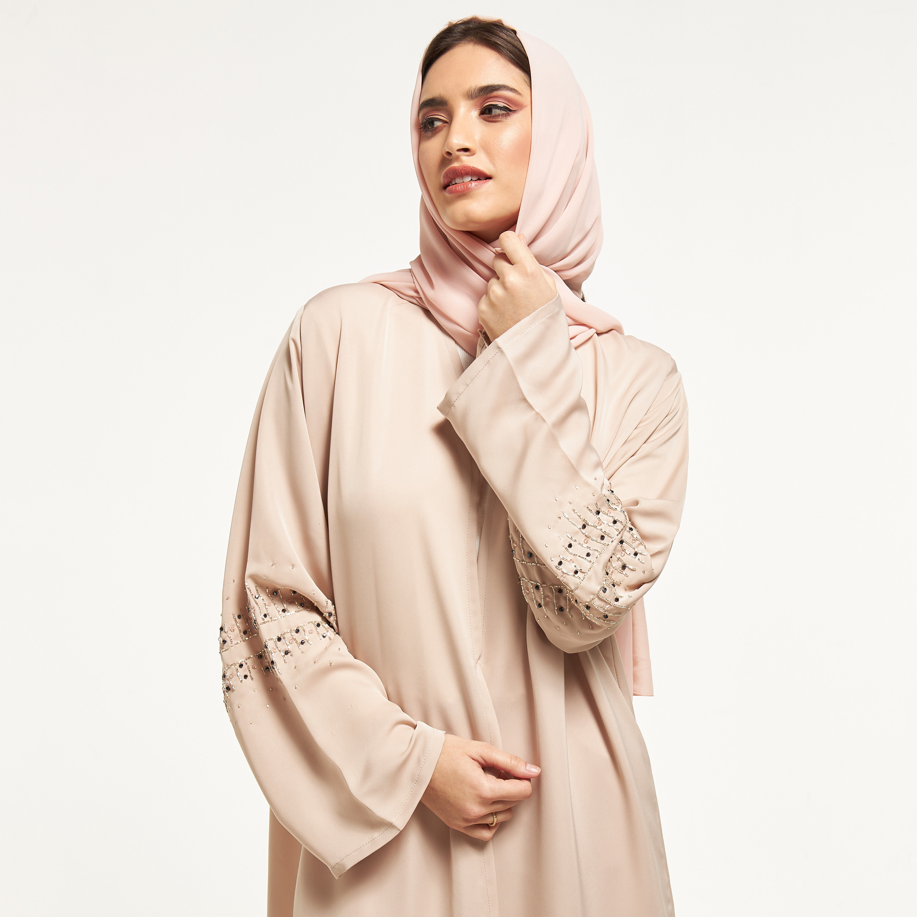 عباية مزيّنة من مويستريت-women-arabicclothing-abayas-image-2