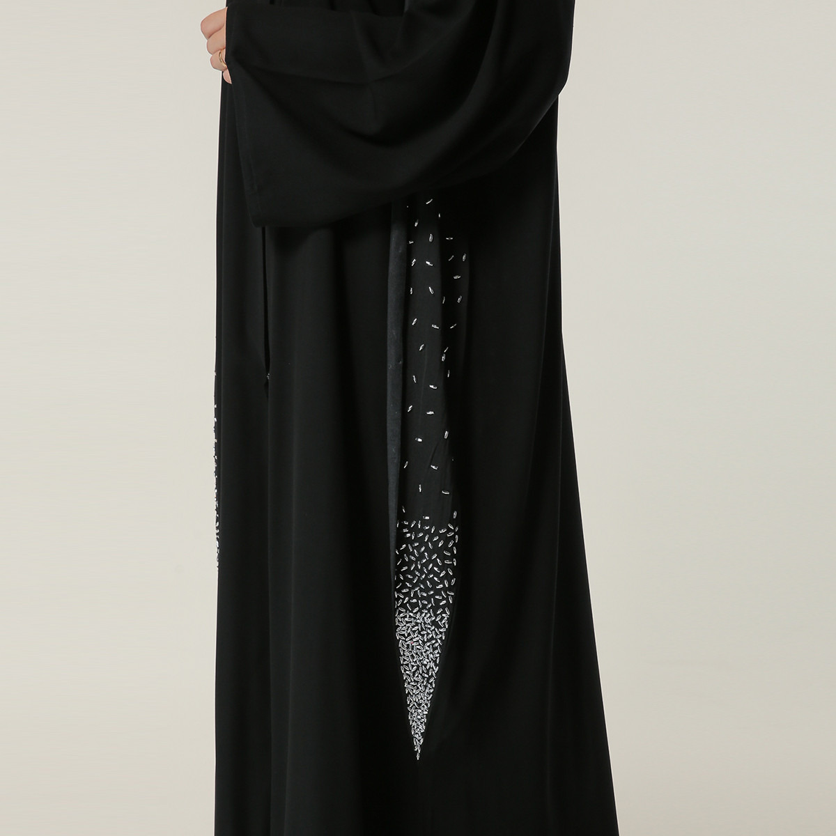 عباية بياقة v مزينة من مويستريت-women-arabicclothing-abayas-image-1
