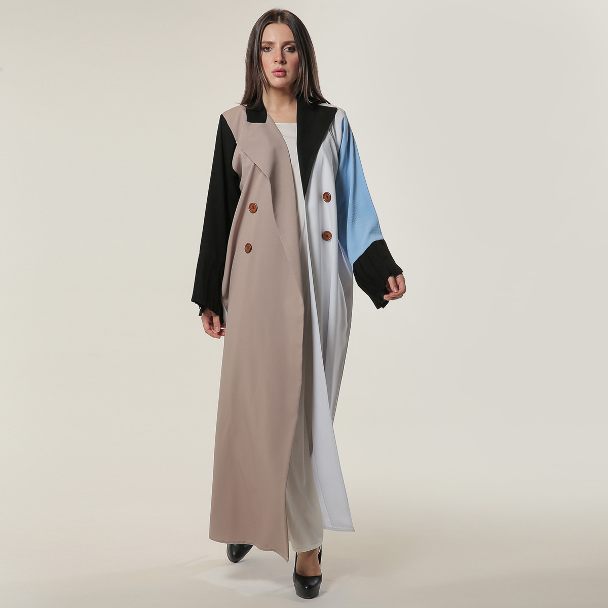 عباية سادة بياقة v وتفاصيل زر وطيّة من مويستريت-women-arabicclothing-abayas-image-4