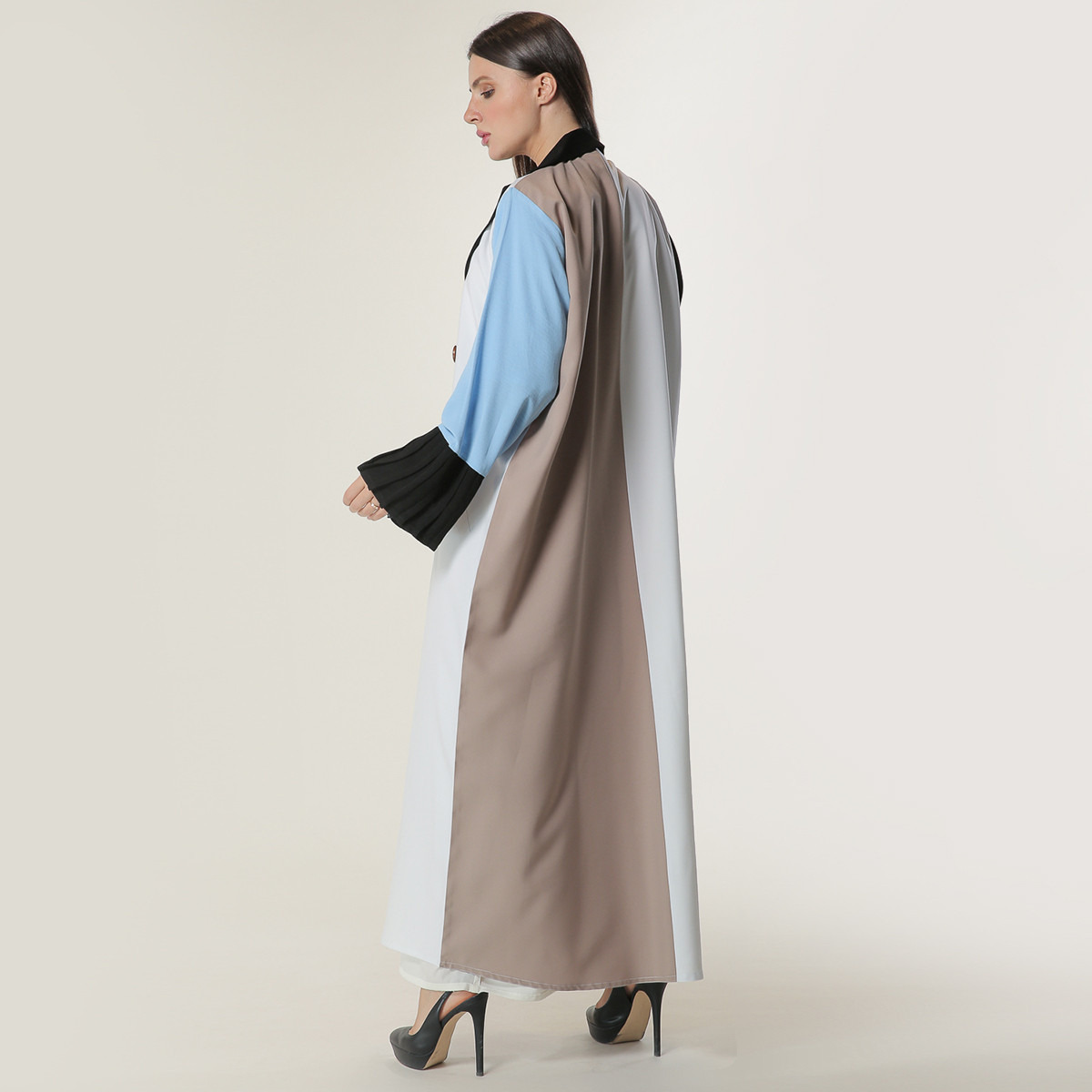 عباية سادة بياقة v وتفاصيل زر وطيّة من مويستريت-women-arabicclothing-abayas-image-2