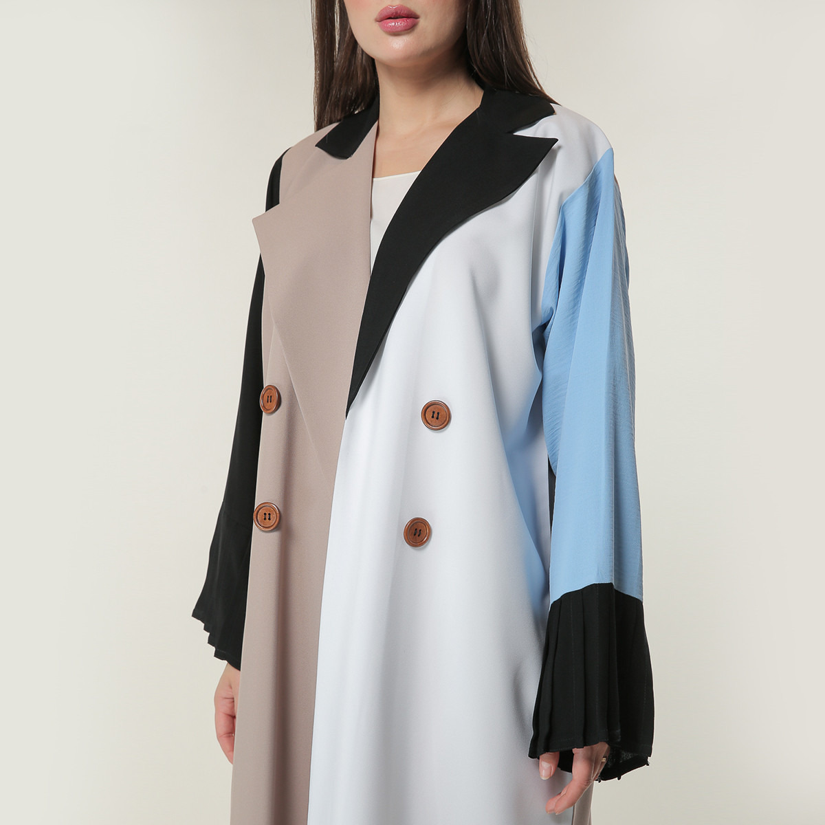 عباية سادة بياقة v وتفاصيل زر وطيّة من مويستريت-women-arabicclothing-abayas-image-1