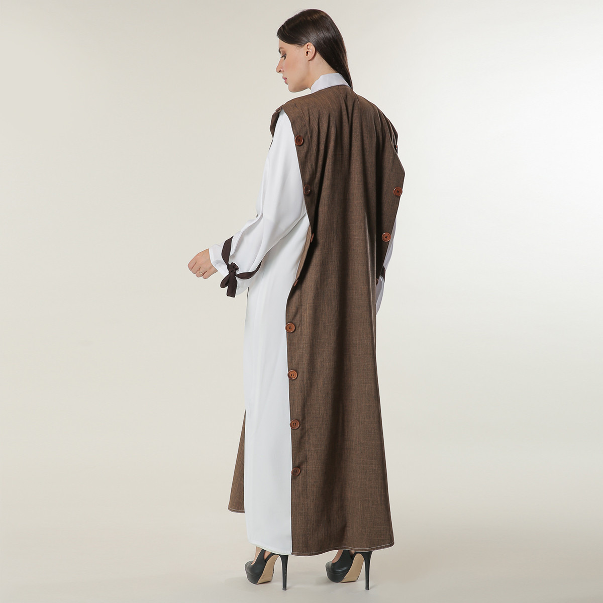 عباية بقوالب ملونة وياقة V من مويستريت-women-arabicclothing-abayas-image-3