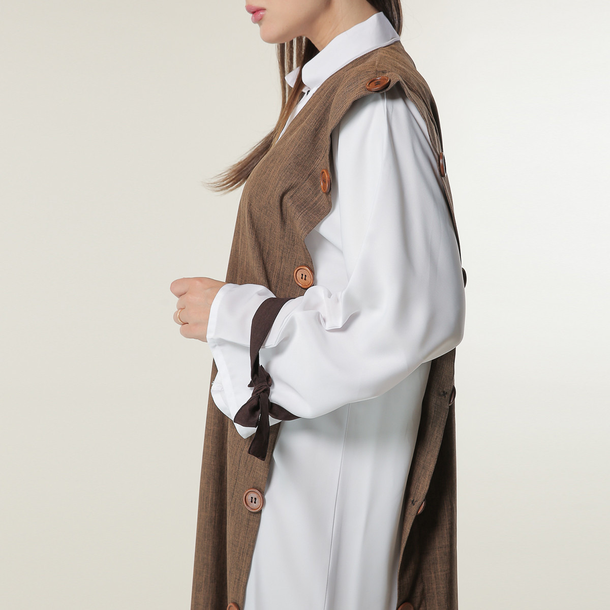 عباية بقوالب ملونة وياقة V من مويستريت-women-arabicclothing-abayas-image-4