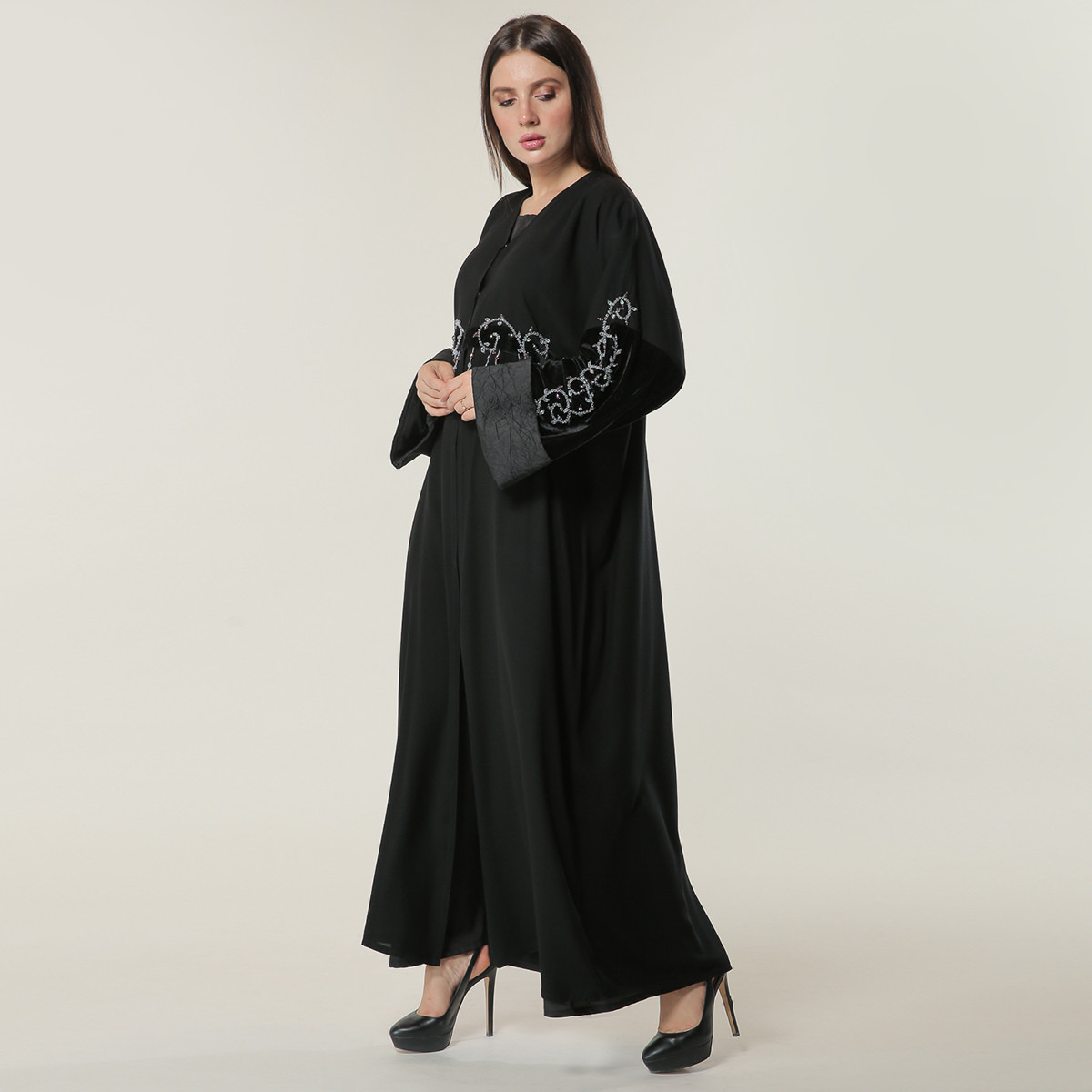 عباية بياقة V وتزيينات من مويستريت-women-arabicclothing-abayas-image-2