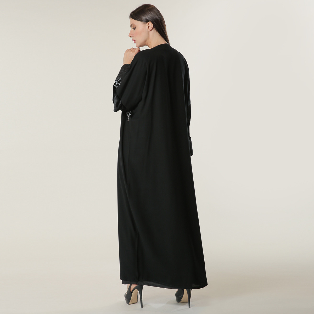 عباية بياقة V وتزيينات من مويستريت-women-arabicclothing-abayas-image-3