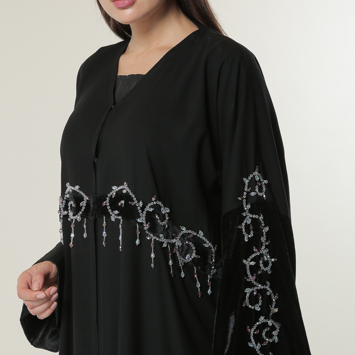 عباية بياقة V وتزيينات من مويستريت-women-arabicclothing-abayas-image-4
