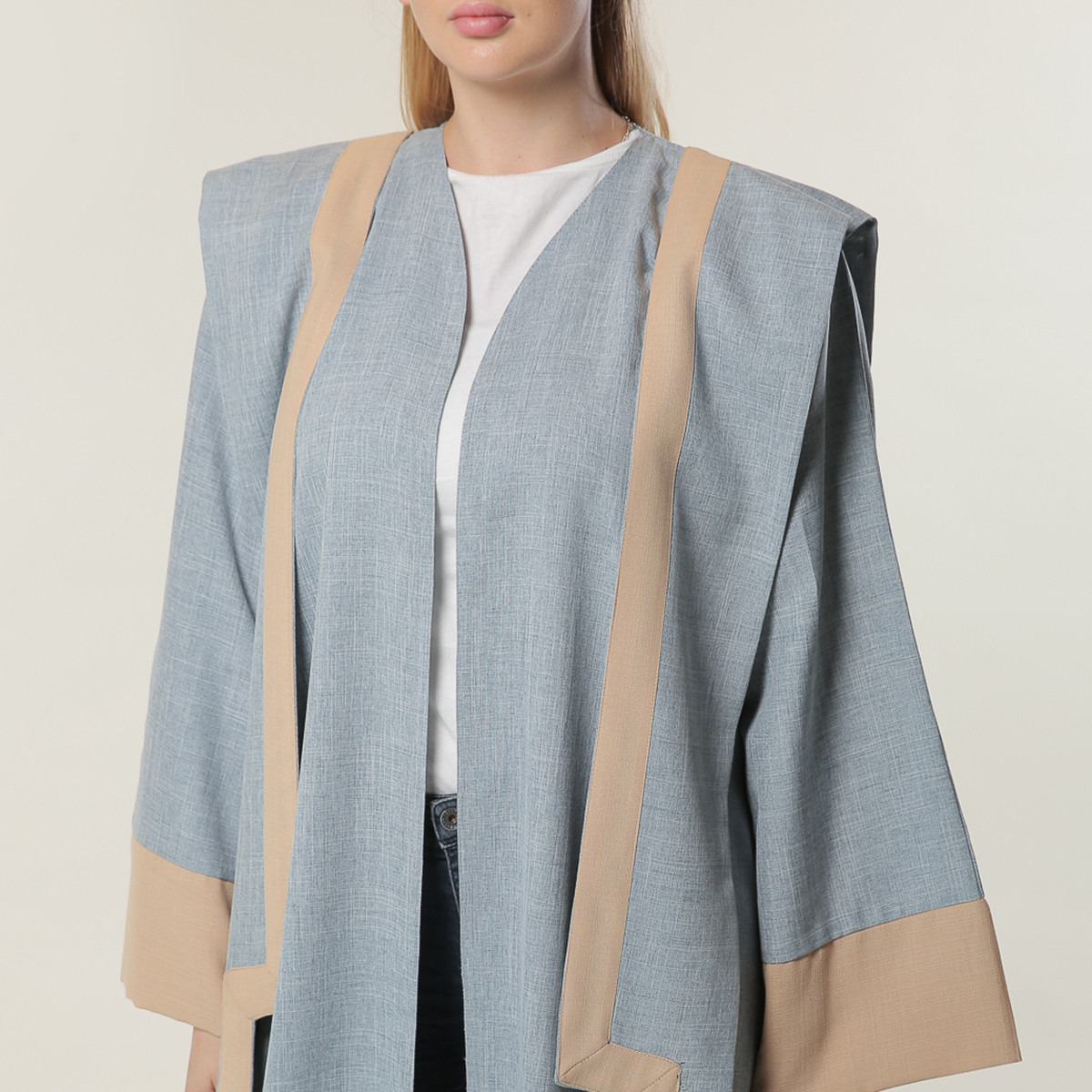 عباية بارزة الملمس بتفاصيل لوح من مويستريت-women-arabicclothing-abayas-image-4