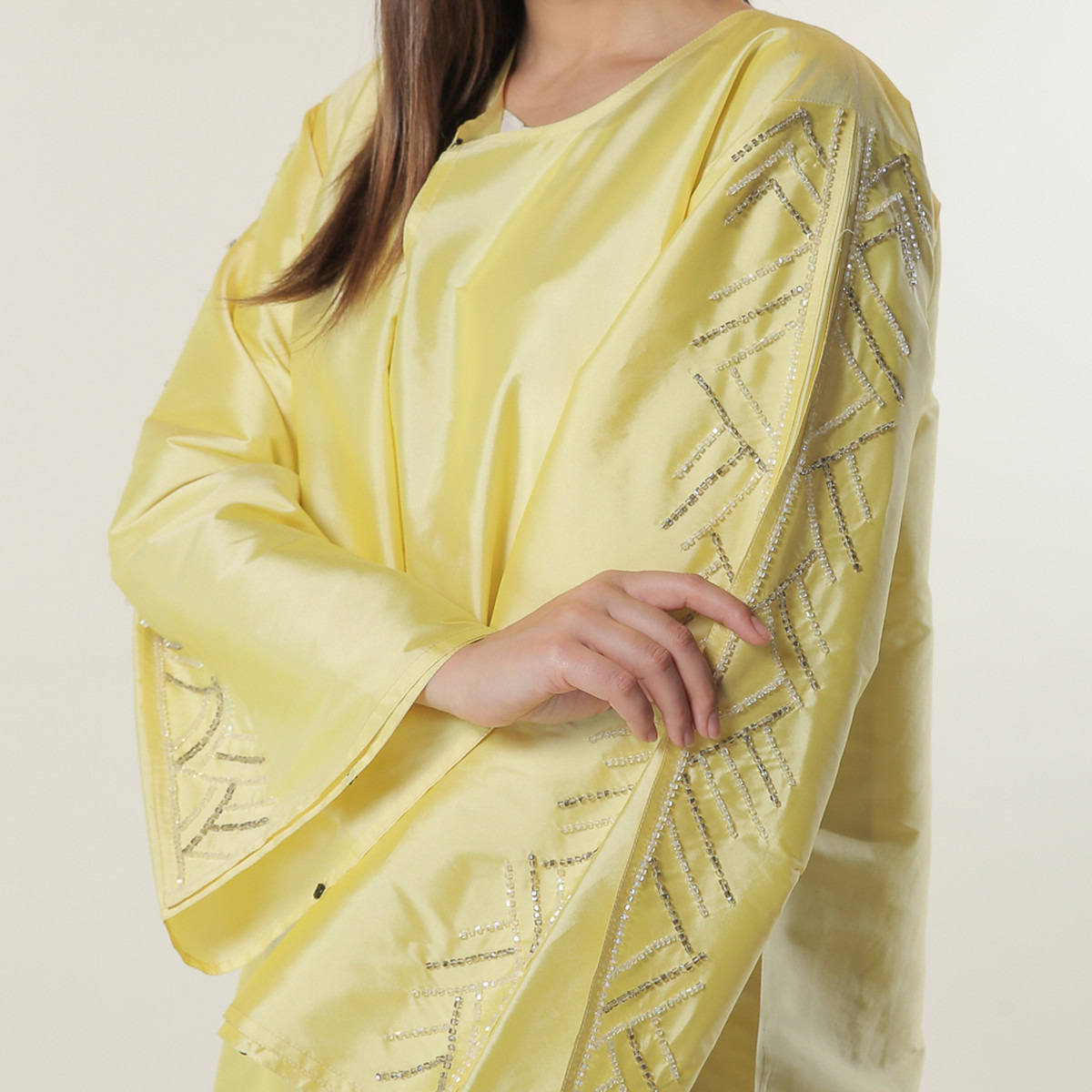 عباية مزيّنة بياقة مستديرة من موستريت-women-arabicclothing-abayas-image-4