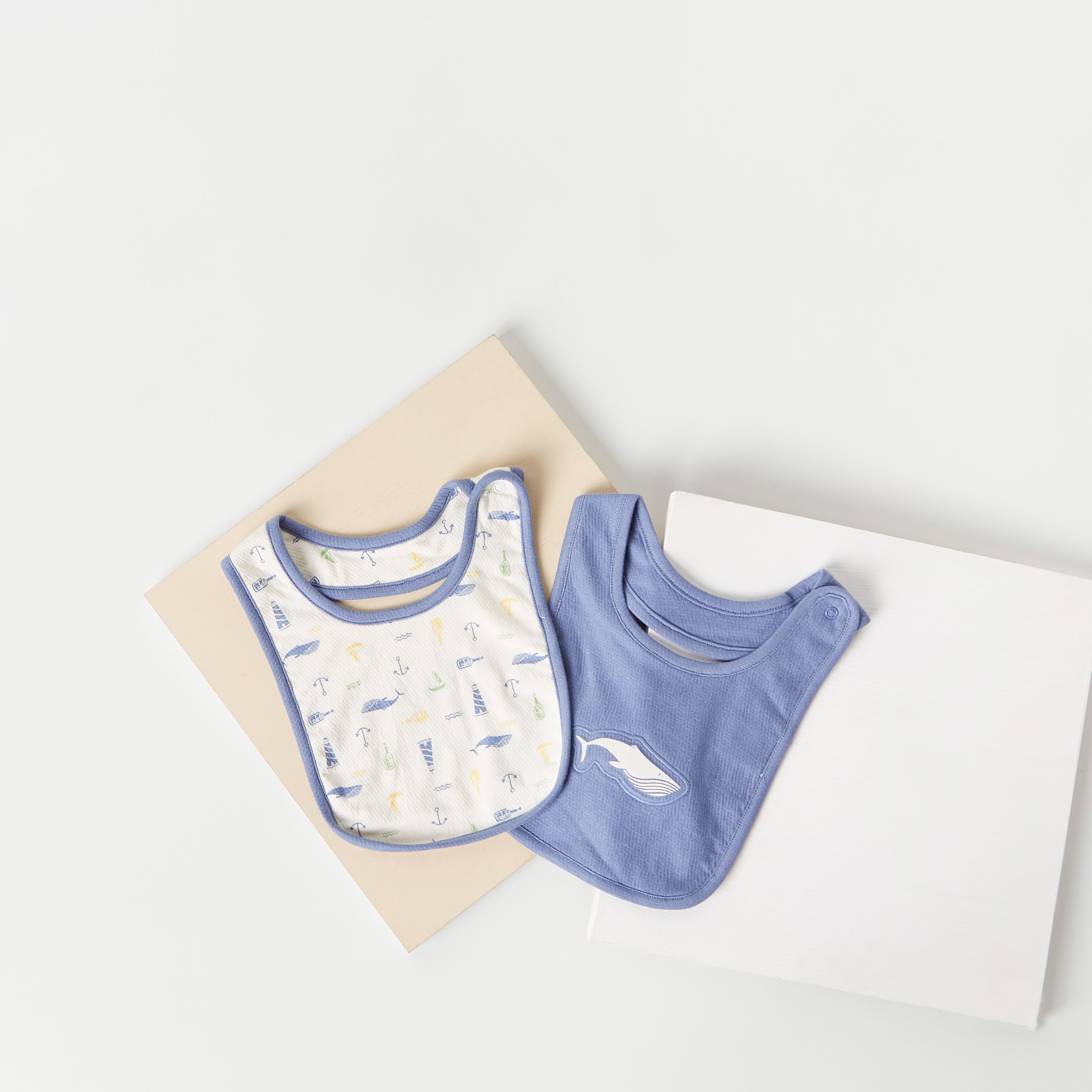 مريلة بطبعات وزر إغلاق من جونيورز - طقم من قطعتين-baby-feeding-bibs-image-1