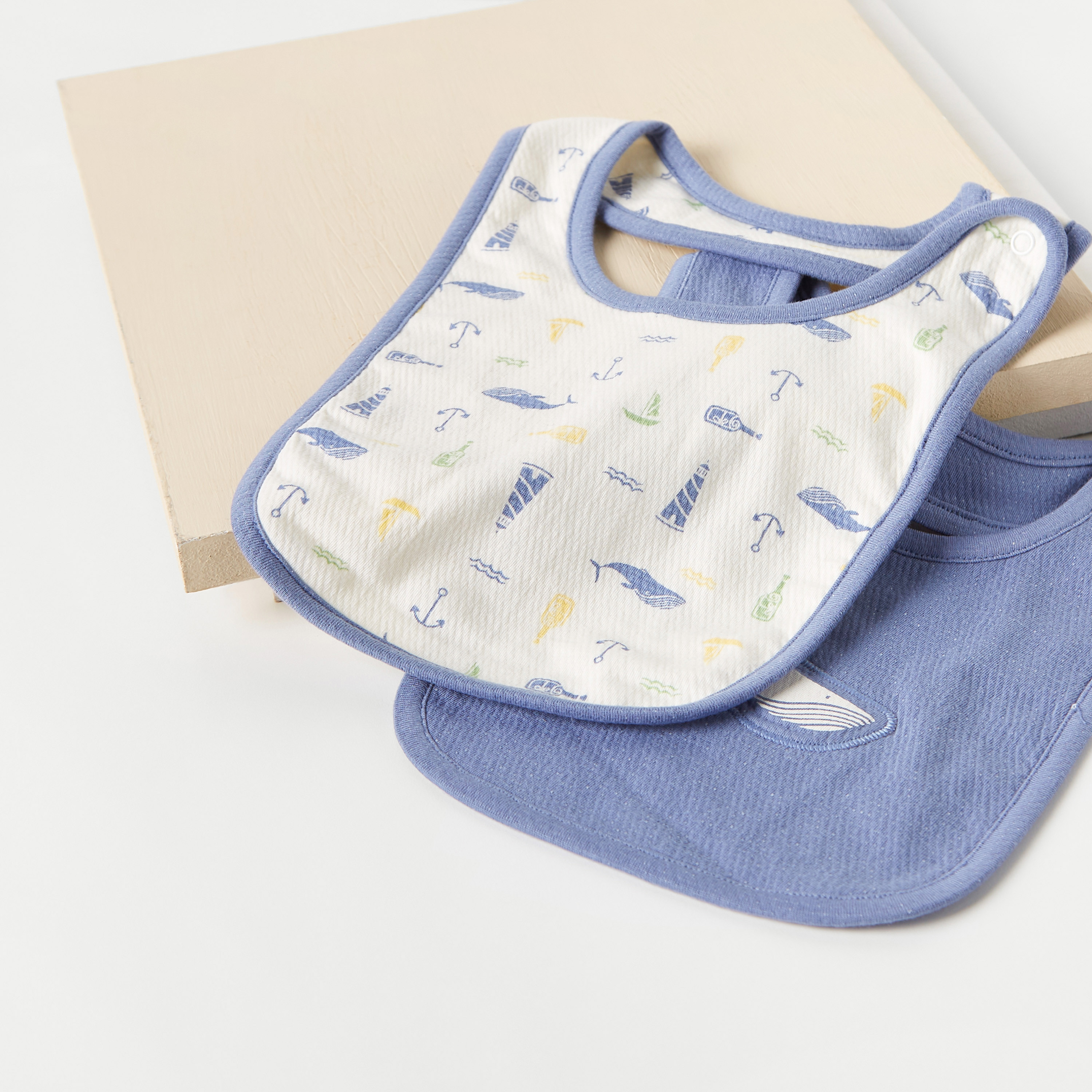 مريلة بطبعات وزر إغلاق من جونيورز - طقم من قطعتين-baby-feeding-bibs-image-2