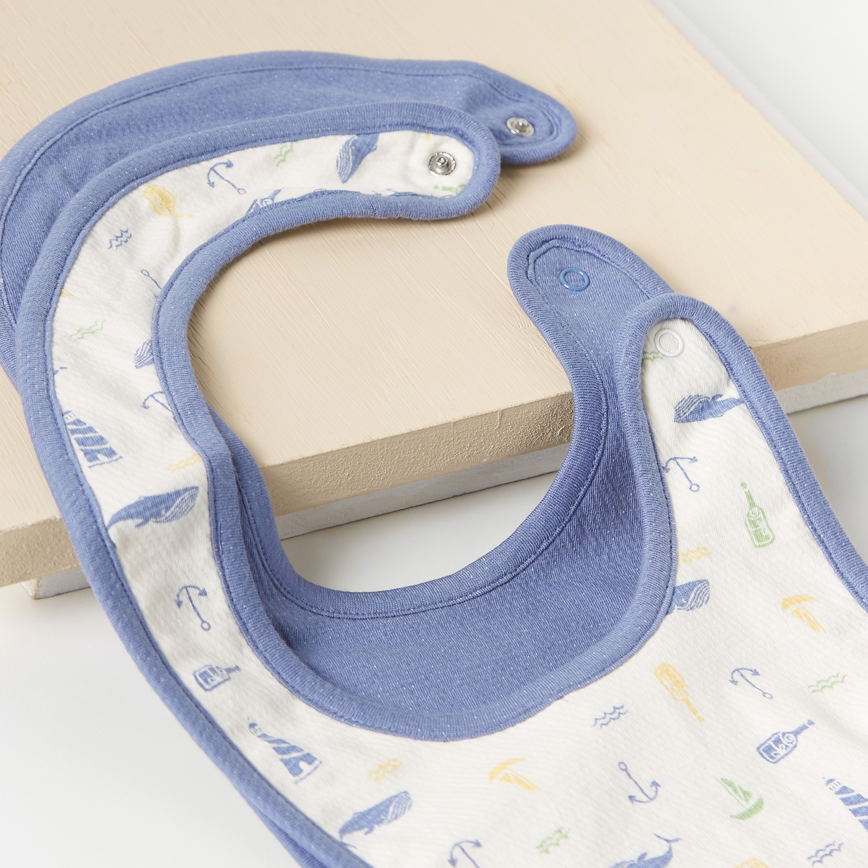 مريلة بطبعات وزر إغلاق من جونيورز - طقم من قطعتين-baby-feeding-bibs-image-3