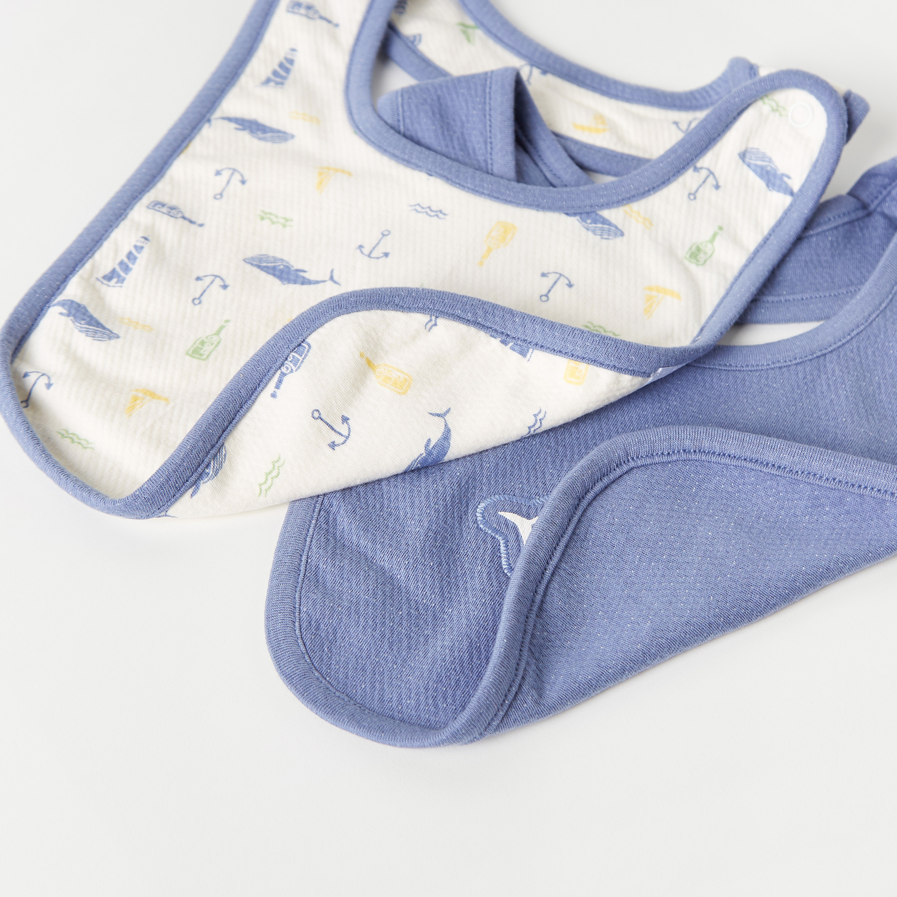 مريلة بطبعات وزر إغلاق من جونيورز - طقم من قطعتين-baby-feeding-bibs-image-5
