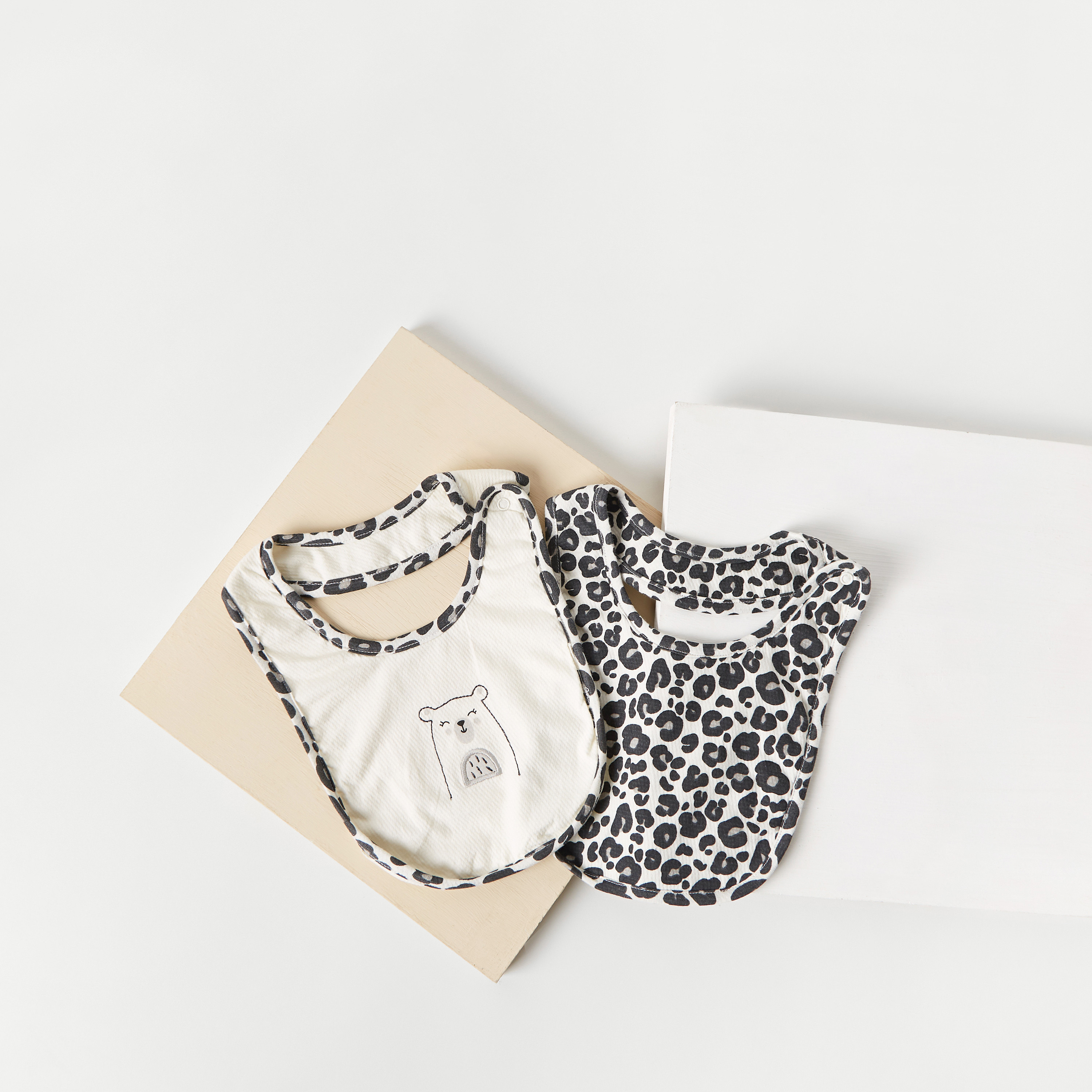 مرايل بطبعات وزر إغلاق من جونيورز - طقم من قطعتين-baby-feeding-bibs-image-1