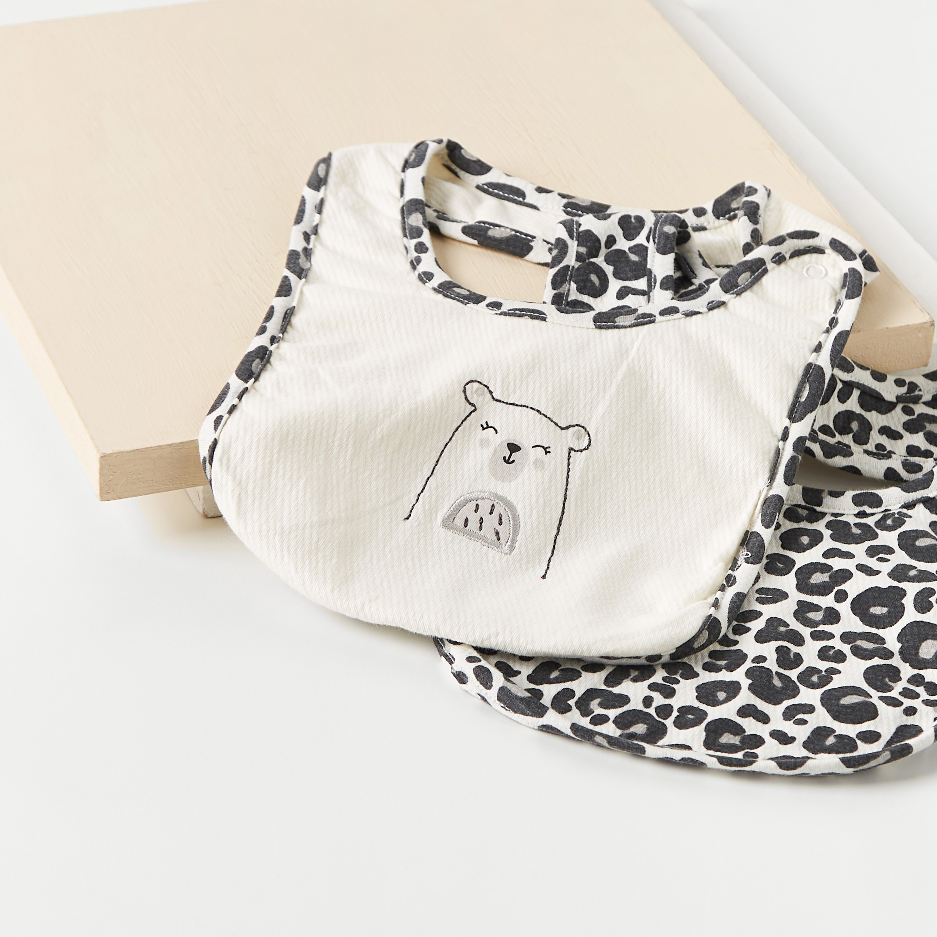 مرايل بطبعات وزر إغلاق من جونيورز - طقم من قطعتين-baby-feeding-bibs-image-2