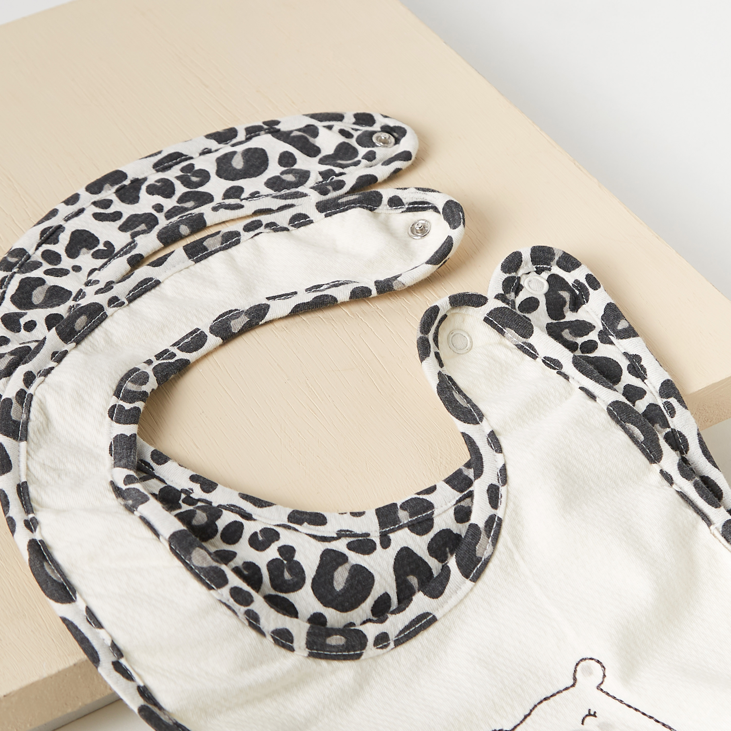 مرايل بطبعات وزر إغلاق من جونيورز - طقم من قطعتين-baby-feeding-bibs-image-3