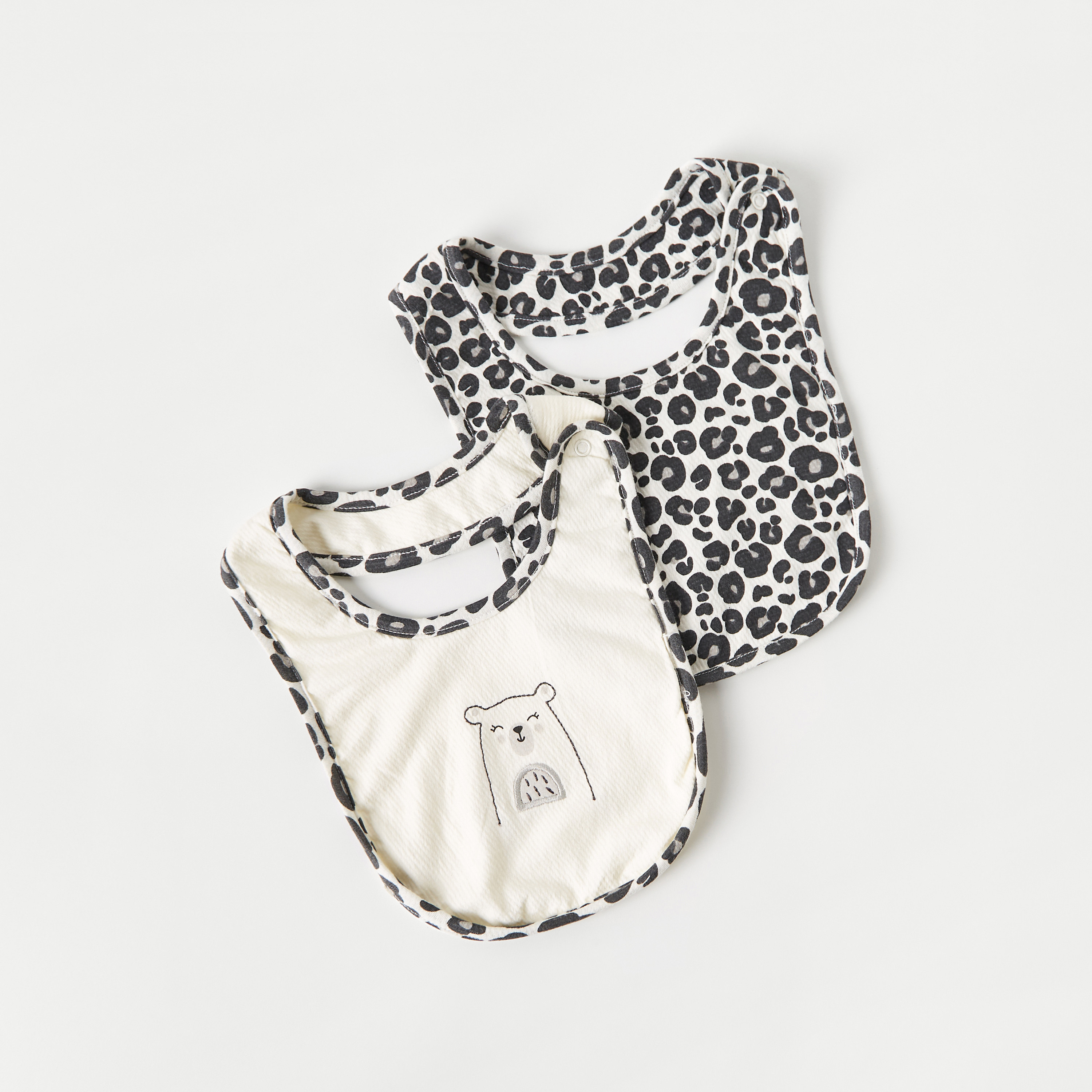 مرايل بطبعات وزر إغلاق من جونيورز - طقم من قطعتين-baby-feeding-bibs-image-4