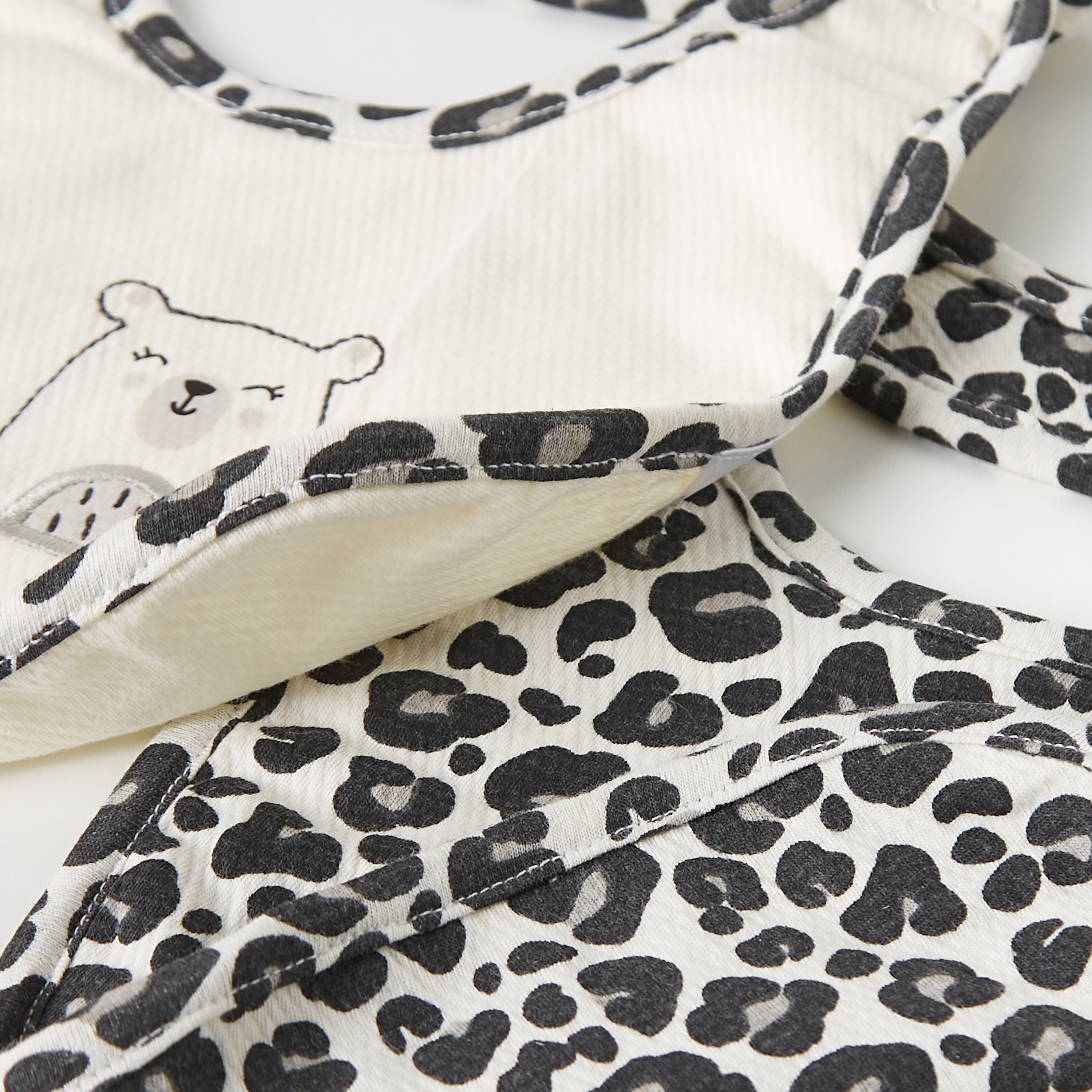 مرايل بطبعات وزر إغلاق من جونيورز - طقم من قطعتين-baby-feeding-bibs-image-5