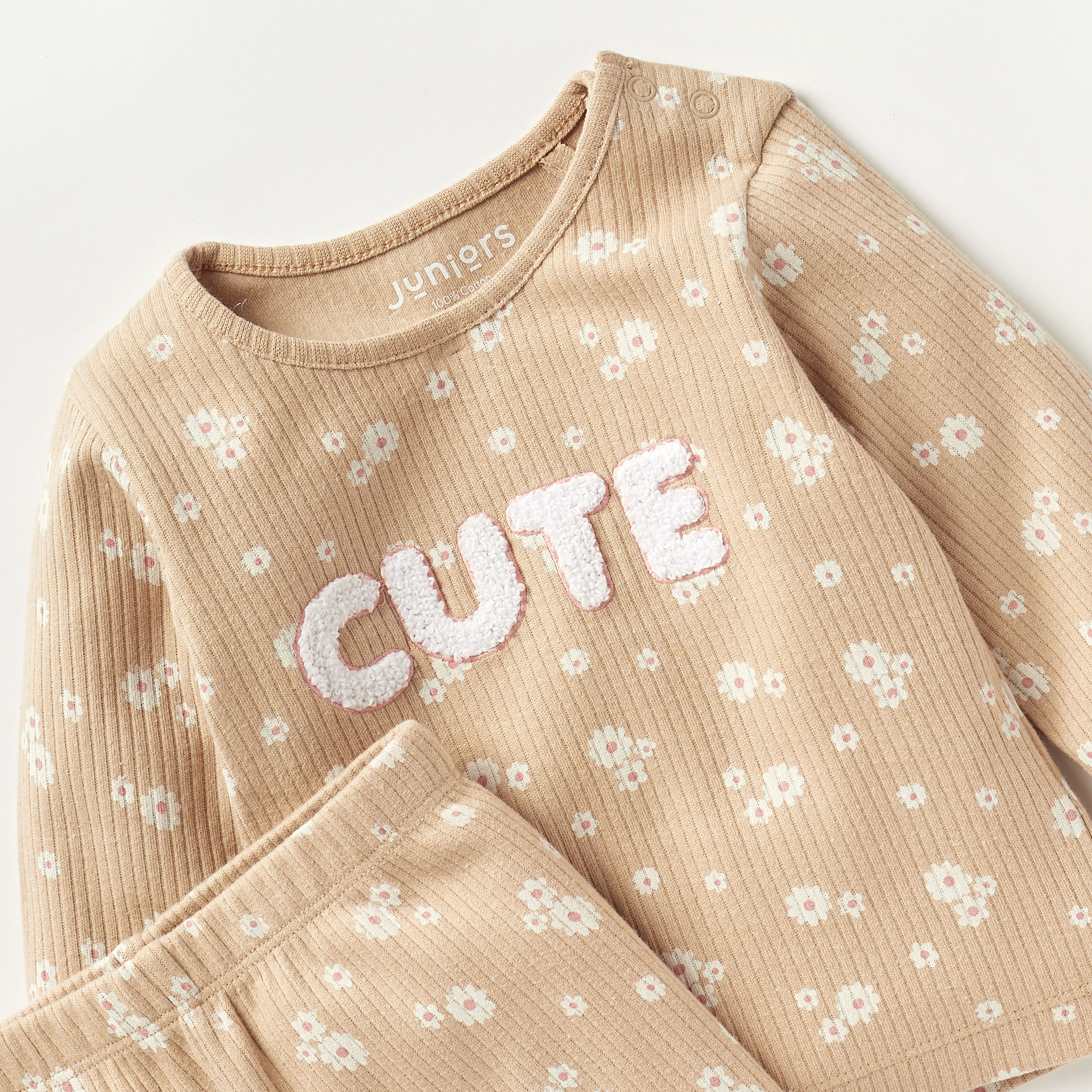 طقم بنطلون بيجاما بخصر مطاطي وتيشيرت بأكمام طويلة وطبعات زهرية من جونيورز-baby-girls-clothing-nightwear-pyjamasets-image-4