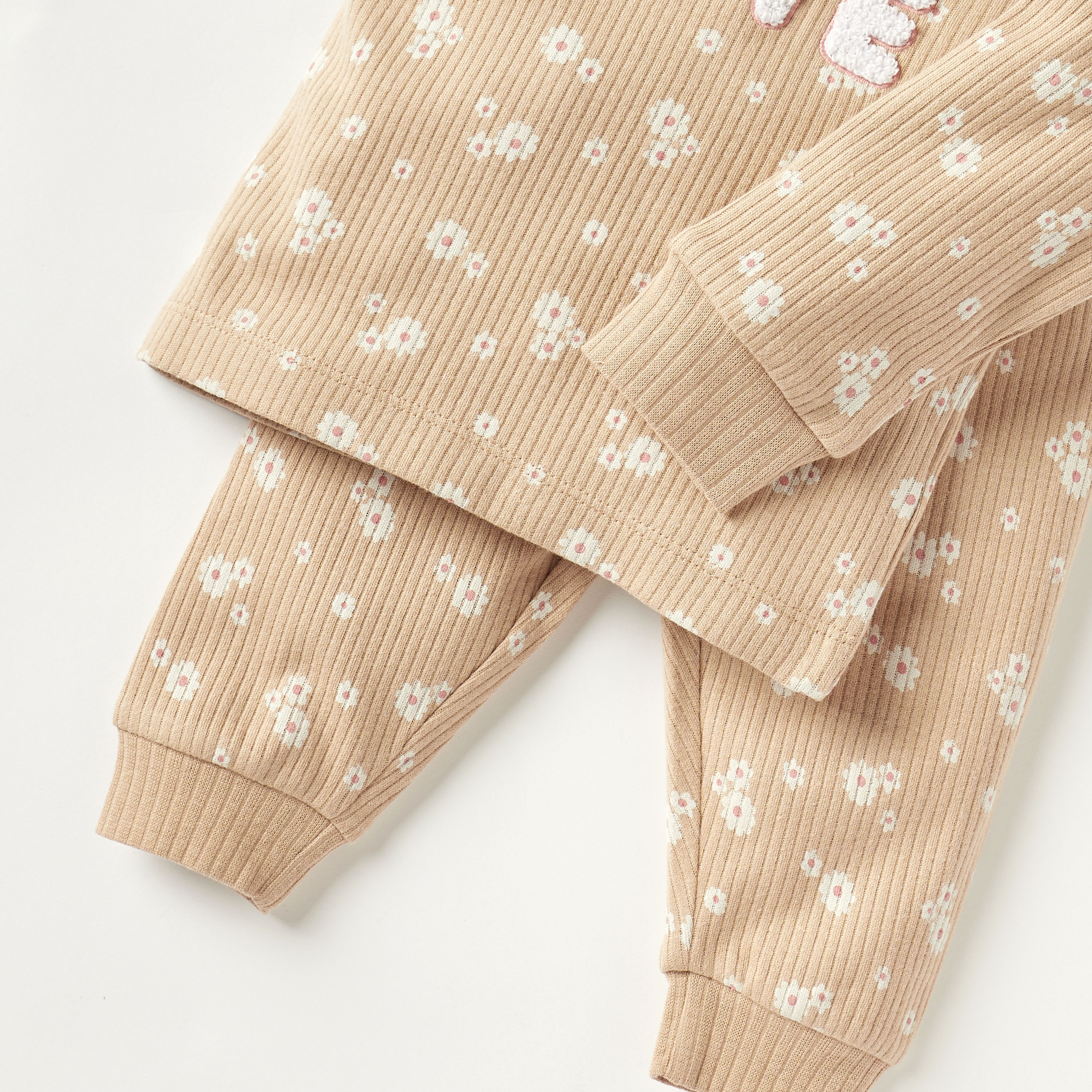 طقم بنطلون بيجاما بخصر مطاطي وتيشيرت بأكمام طويلة وطبعات زهرية من جونيورز-baby-girls-clothing-nightwear-pyjamasets-image-5