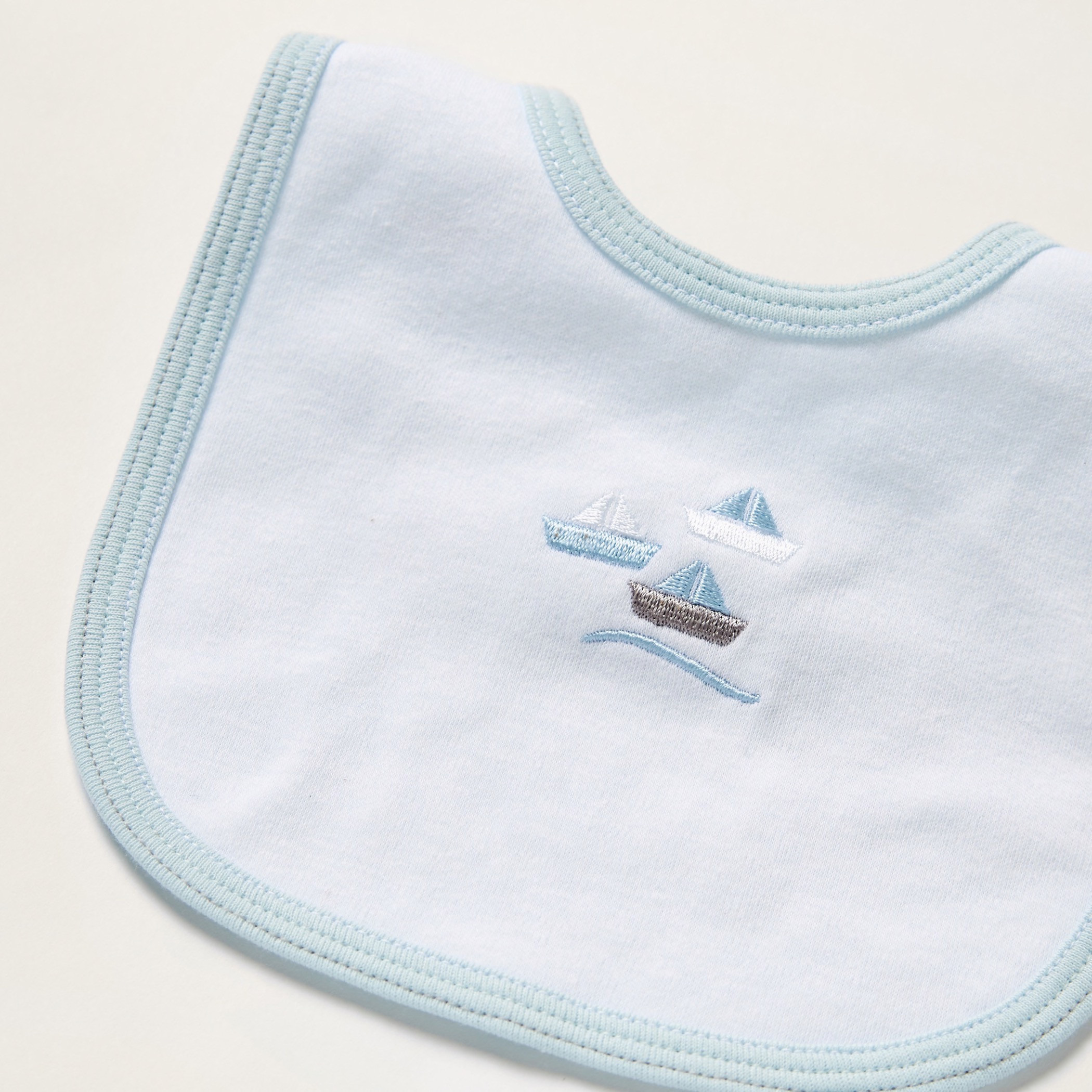 Baby bibs to store embroider