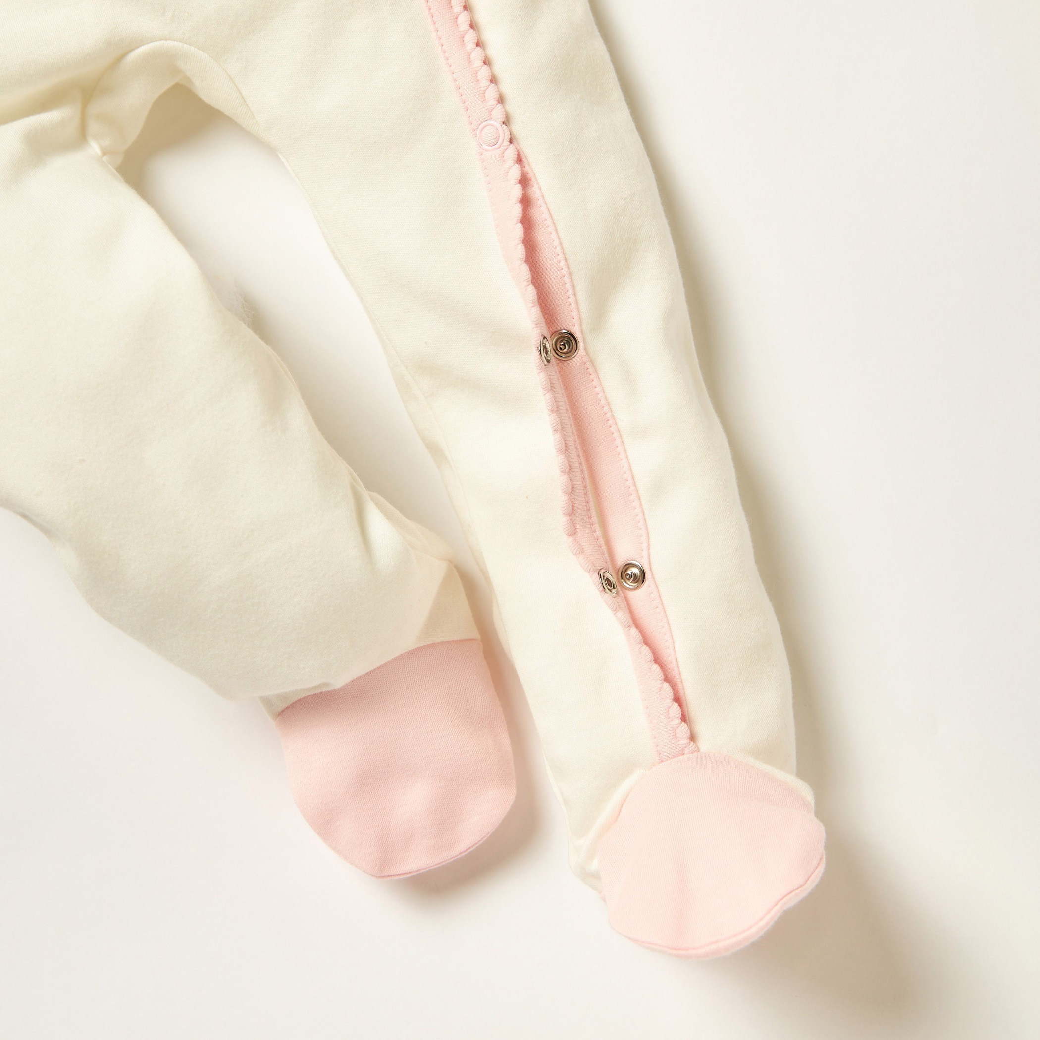 بدلة نوم مُطرّزة بأكمام طويلة من جونيورز-baby-girls-clothing-nightwear-sleepsuits-image-4