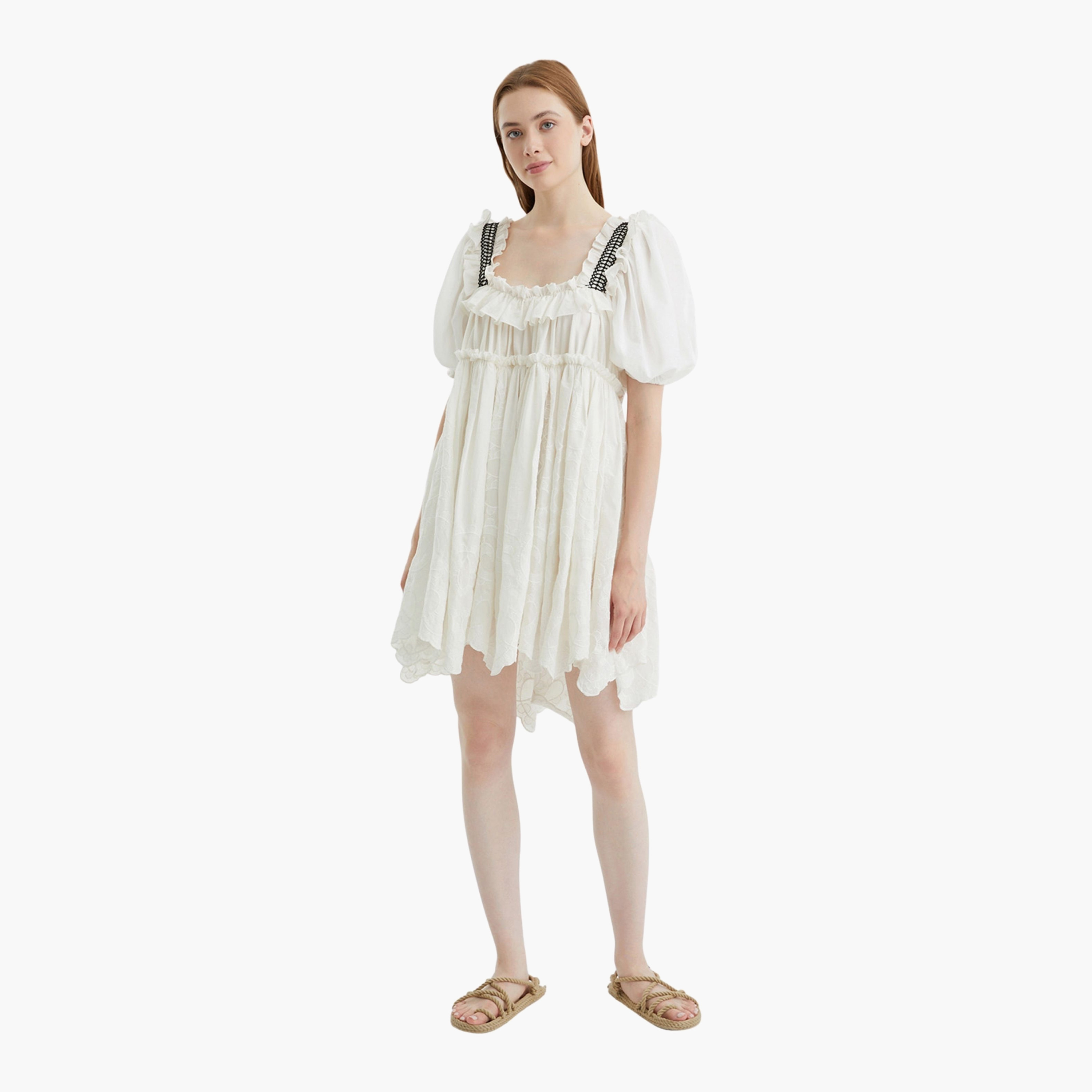 فستان نسائي أبيض غير متماثل بطول الركبة بأكمام منفوخة وياقة مكشكشة مطرز من نوكتيرن-women-clothing-dresses-image-1