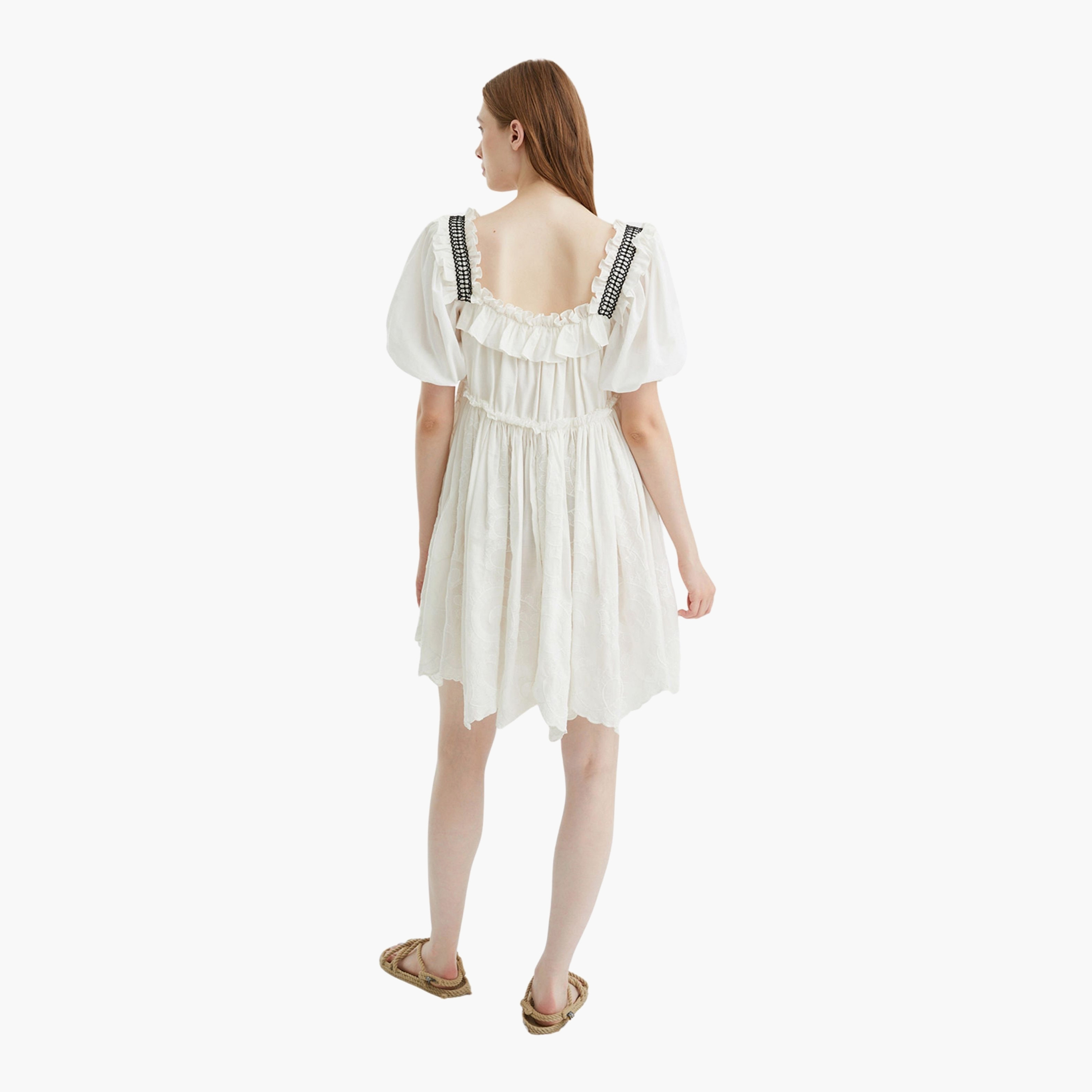 فستان نسائي أبيض غير متماثل بطول الركبة بأكمام منفوخة وياقة مكشكشة مطرز من نوكتيرن-women-clothing-dresses-image-2