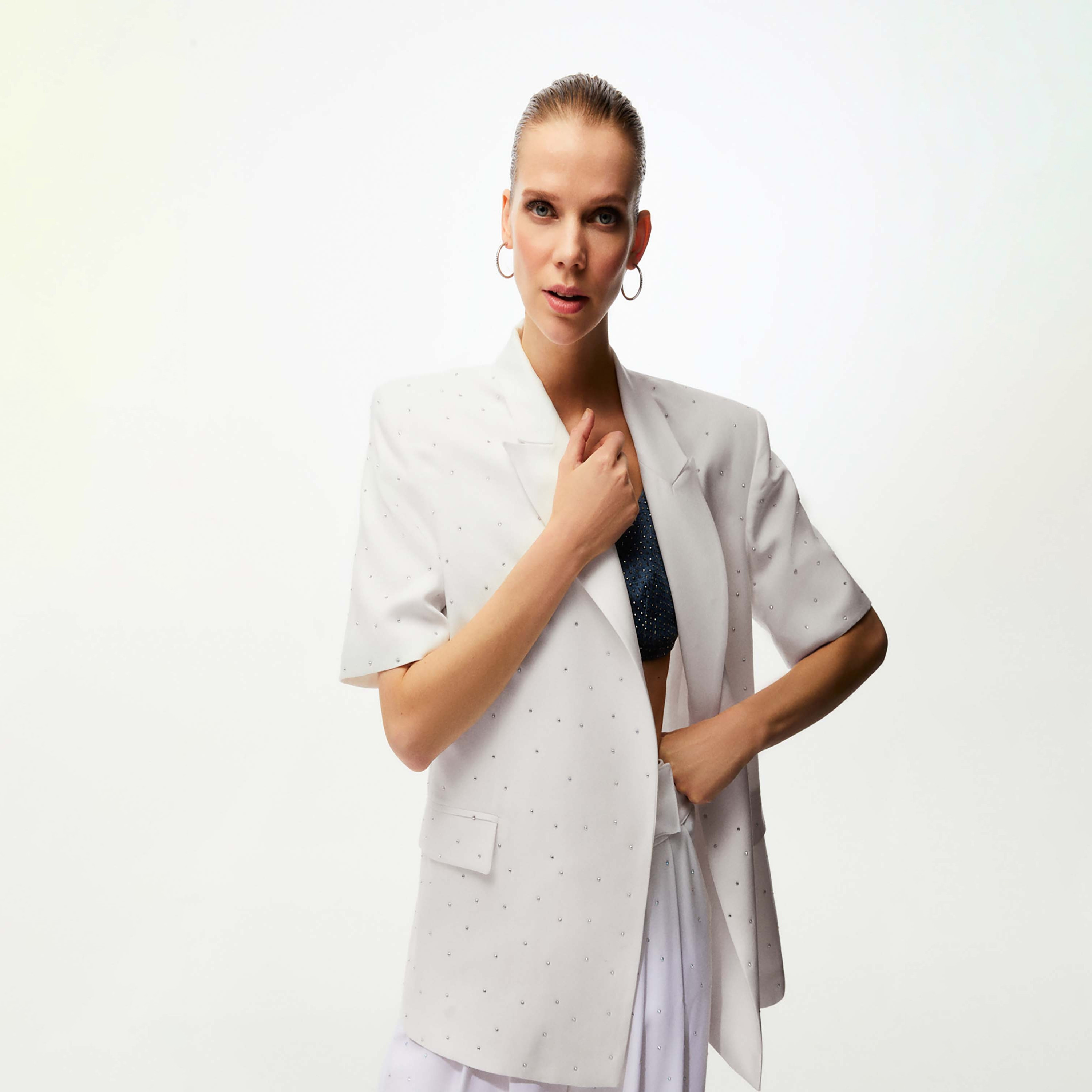 بليزر نسائي أبيض مزدوج الصدر من الليوسيل بياقة منفوخة مزين بأحجار الراين من نوكترن-women-clothing-coatsandjackets-blazers-image-1