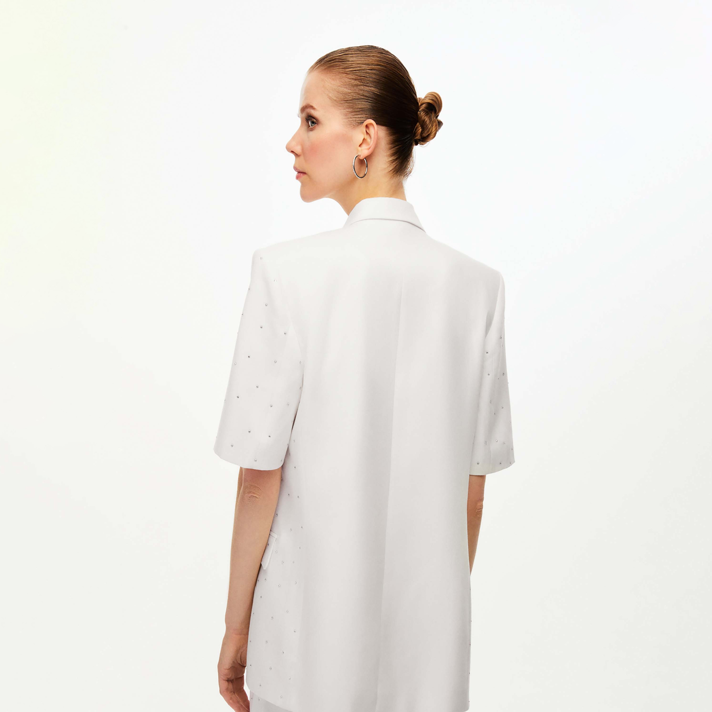 بليزر نسائي أبيض مزدوج الصدر من الليوسيل بياقة منفوخة مزين بأحجار الراين من نوكترن-women-clothing-coatsandjackets-blazers-image-3
