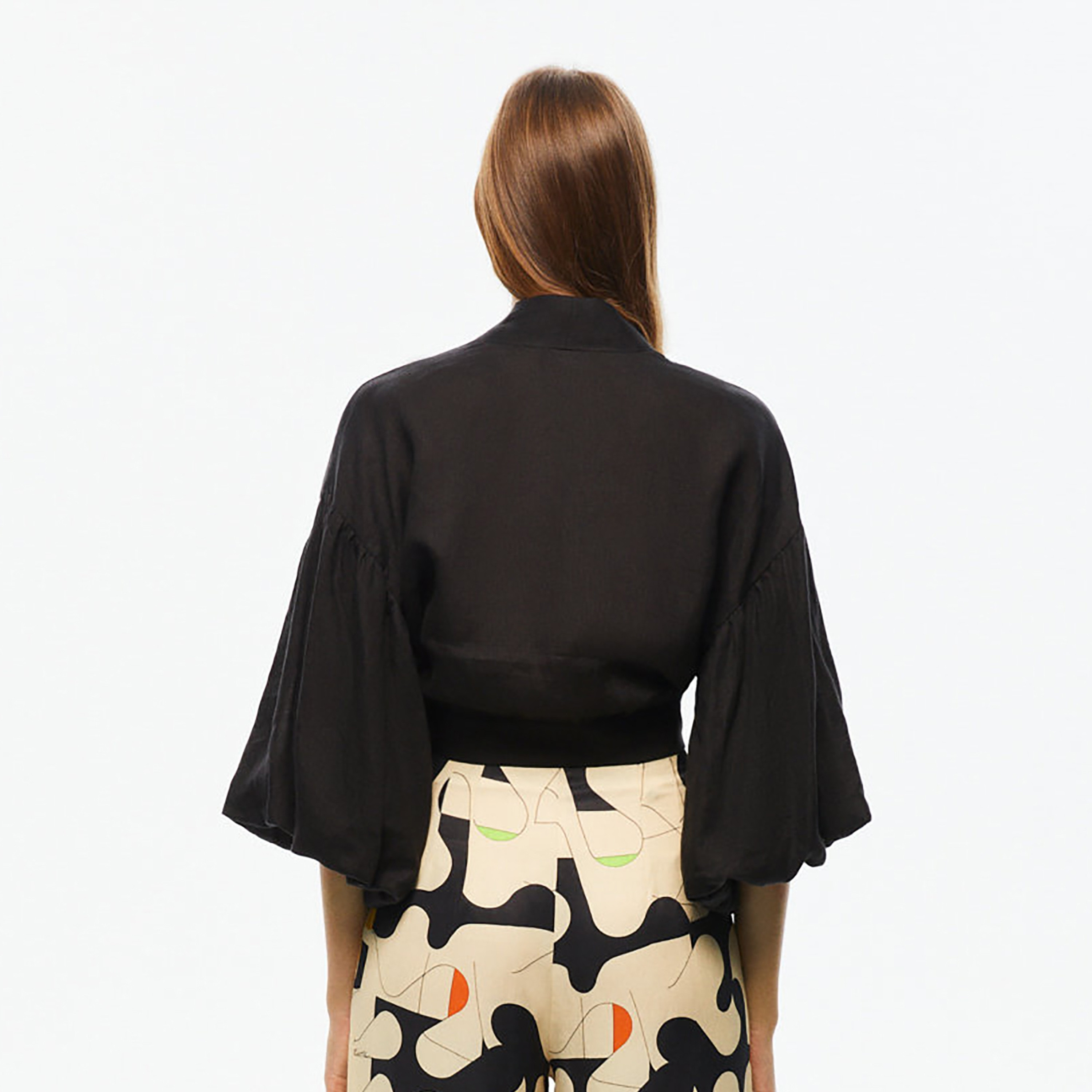 بلوزة قصيرة سوداء من الكتان بأكمام واسعة من نوكترن-women-clothing-shirtsandblouses-blouses-image-3