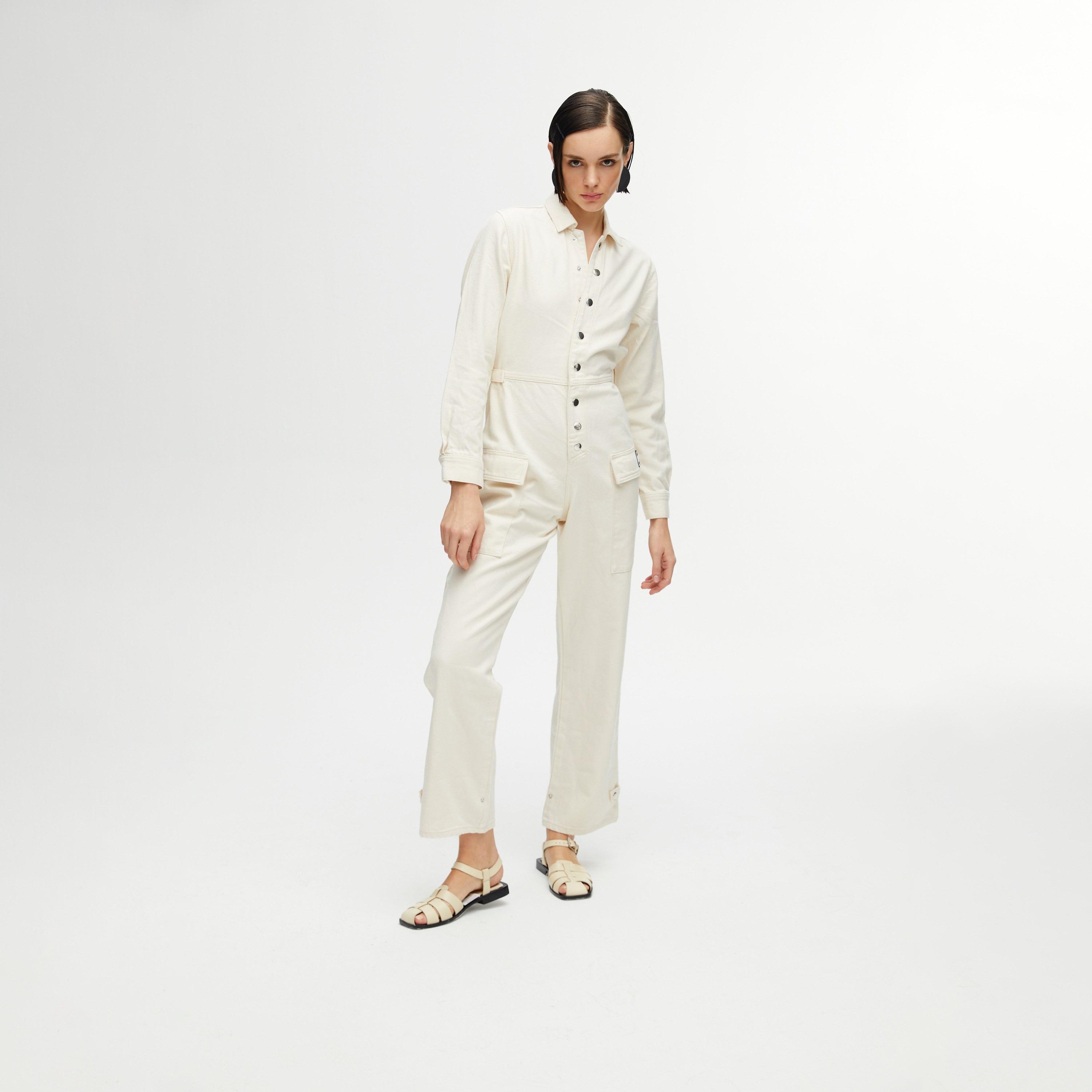 جمبسوت نسائي كريمي بأكمام مكشوفة وياقة منسدلة من نوكتيرن-women-clothing-jumpsuits-image-1