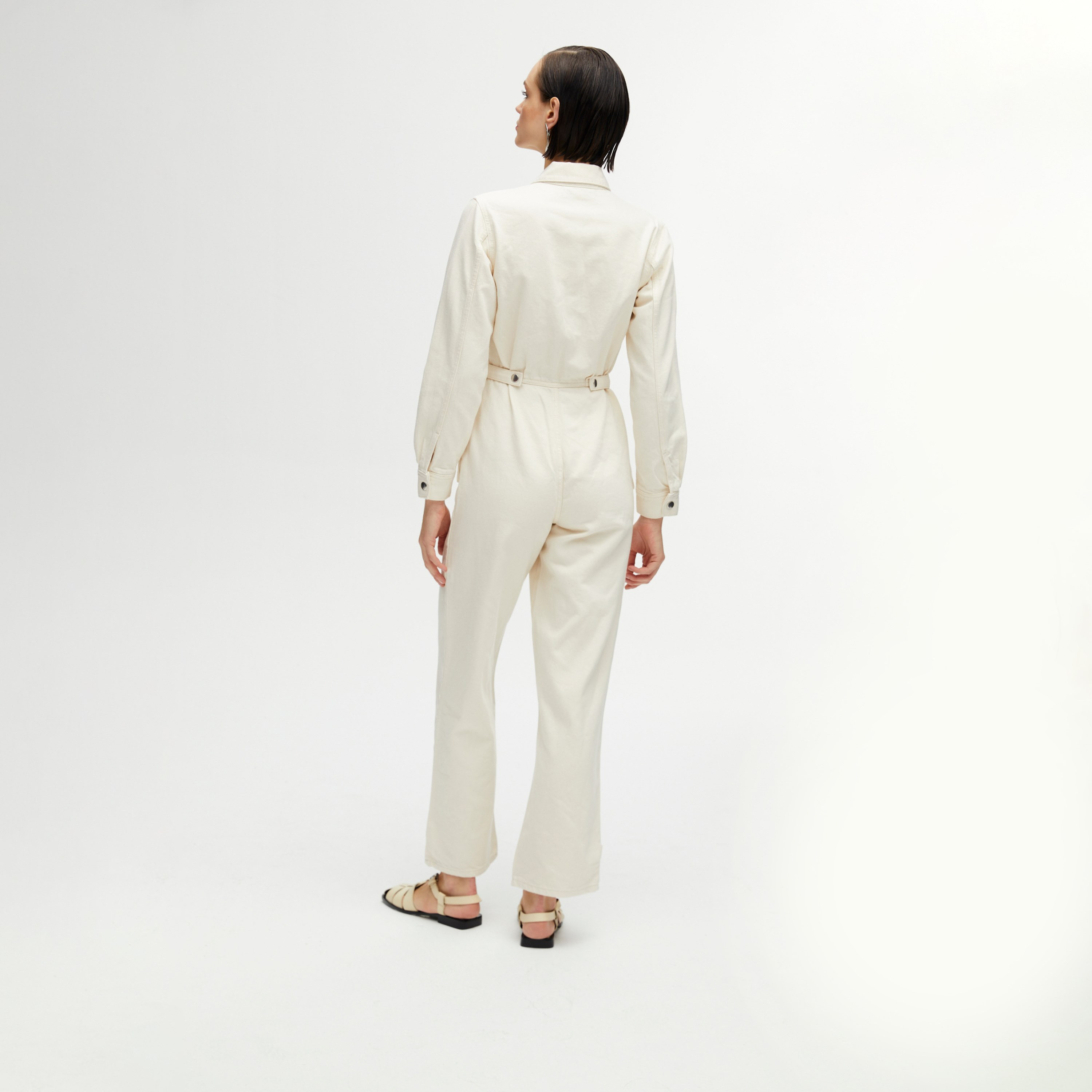 جمبسوت نسائي كريمي بأكمام مكشوفة وياقة منسدلة من نوكتيرن-women-clothing-jumpsuits-image-2