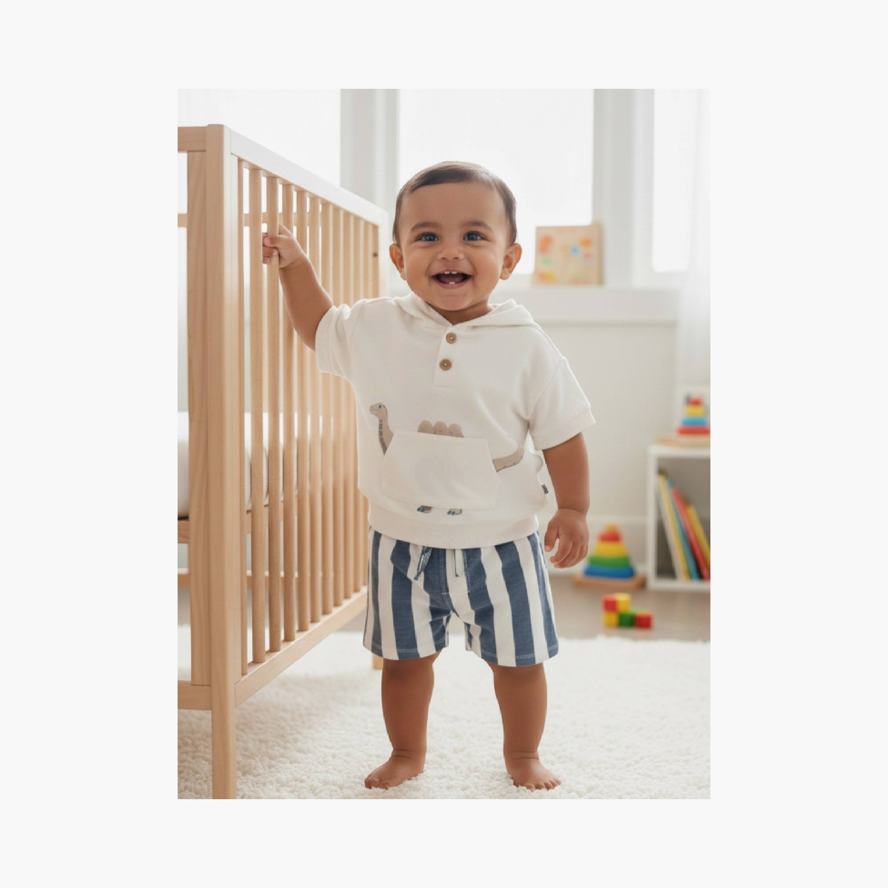 طقم تيشيرت هودي بأكمام نصفية بطبعة كوزي دينو وشورت مخطط من فيكتور أند جين-baby-boys-clothing-setsandcoords-image-10