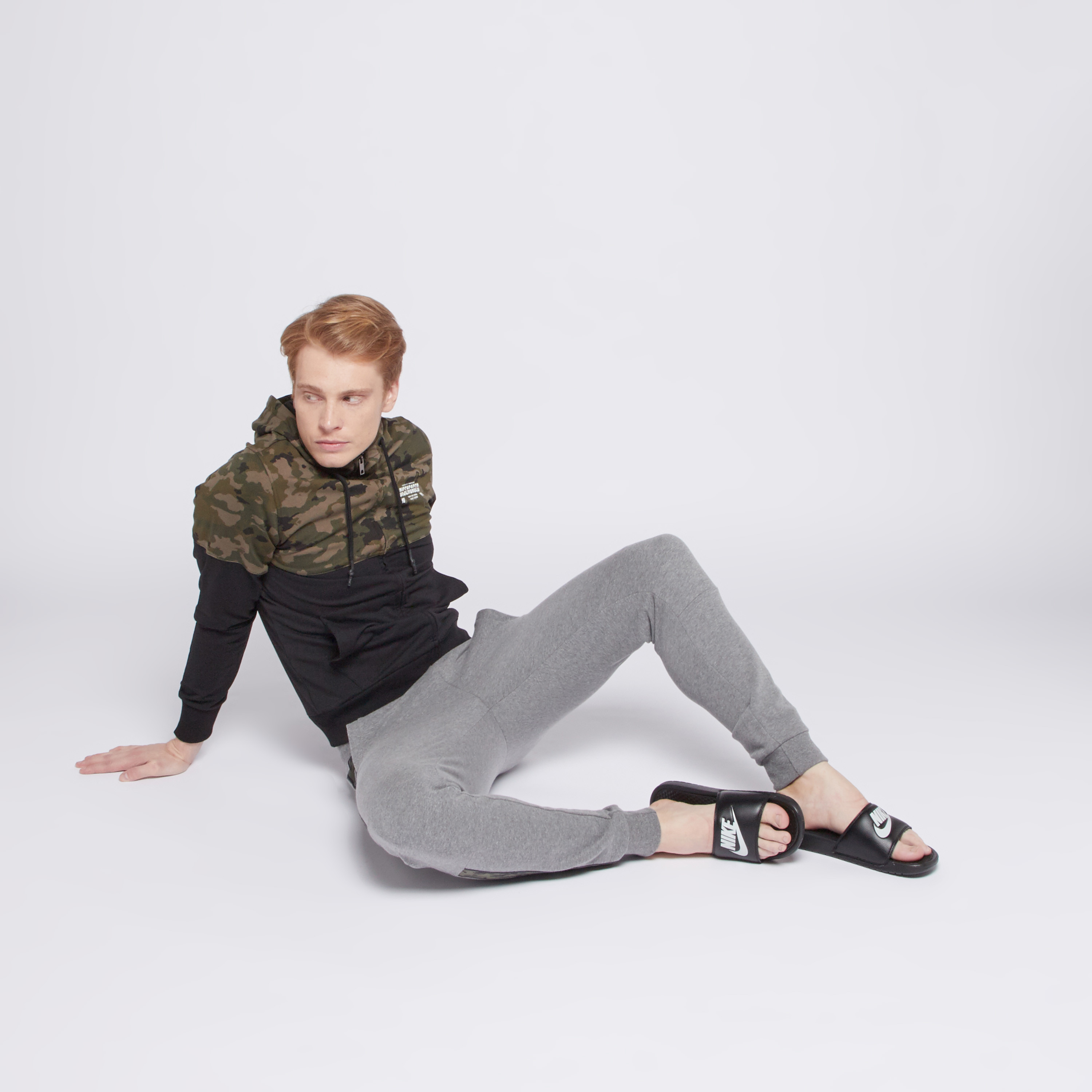 شبشب للرجال بطبعات الشعار من نايك-men-shoes-flipflopsandslides-image-2