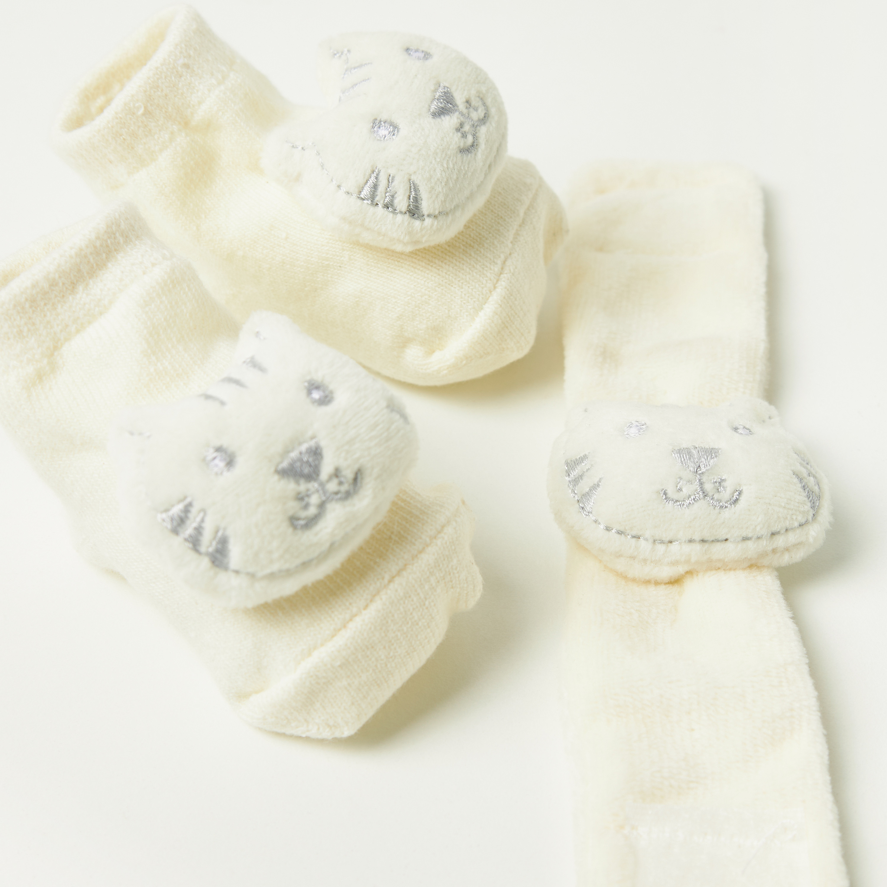 بوت وحزام معصم بتفاصيل زخارف وتطريز من جونيورز-baby-boys-shoes-booties-image-3
