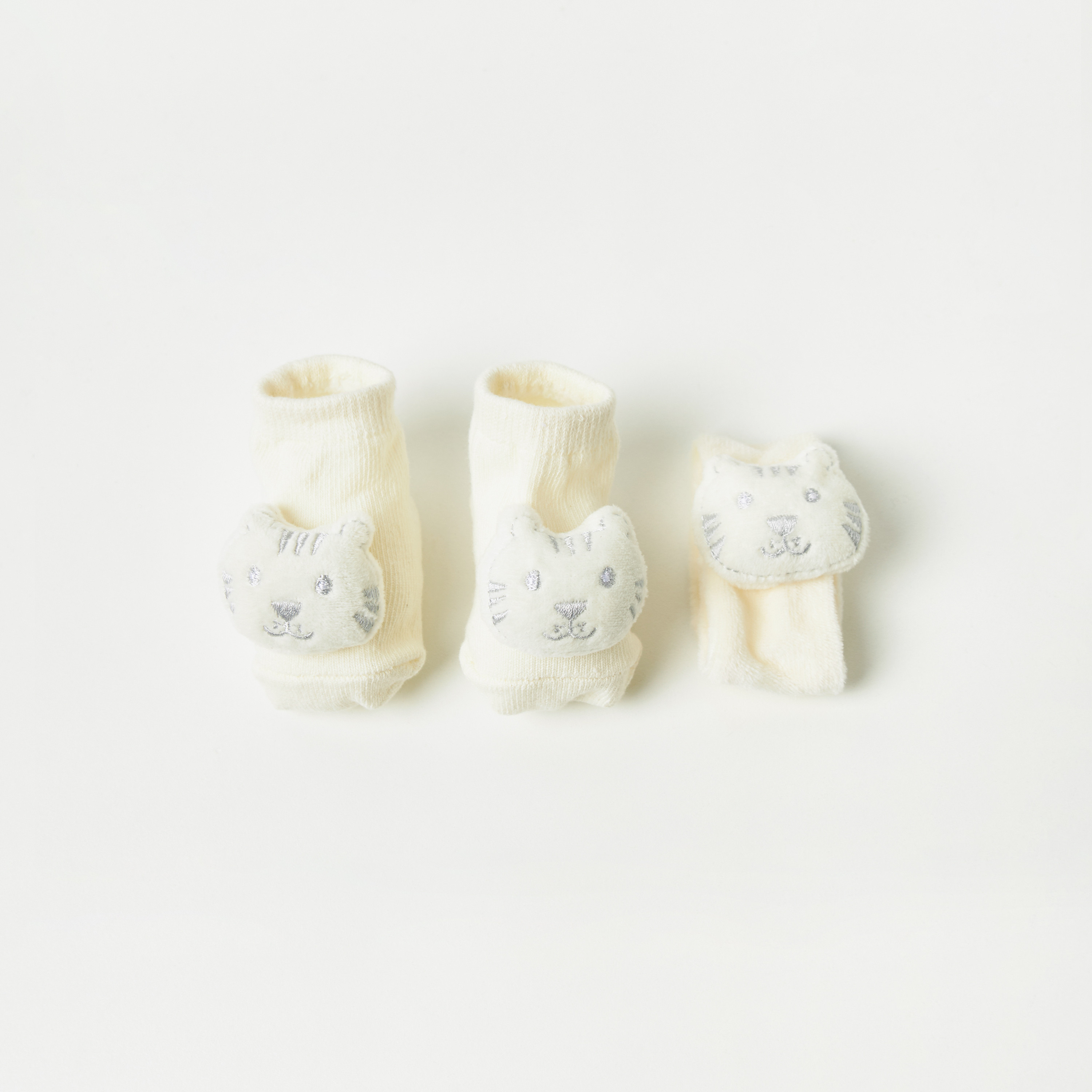 بوت وحزام معصم بتفاصيل زخارف وتطريز من جونيورز-baby-boys-shoes-booties-image-5