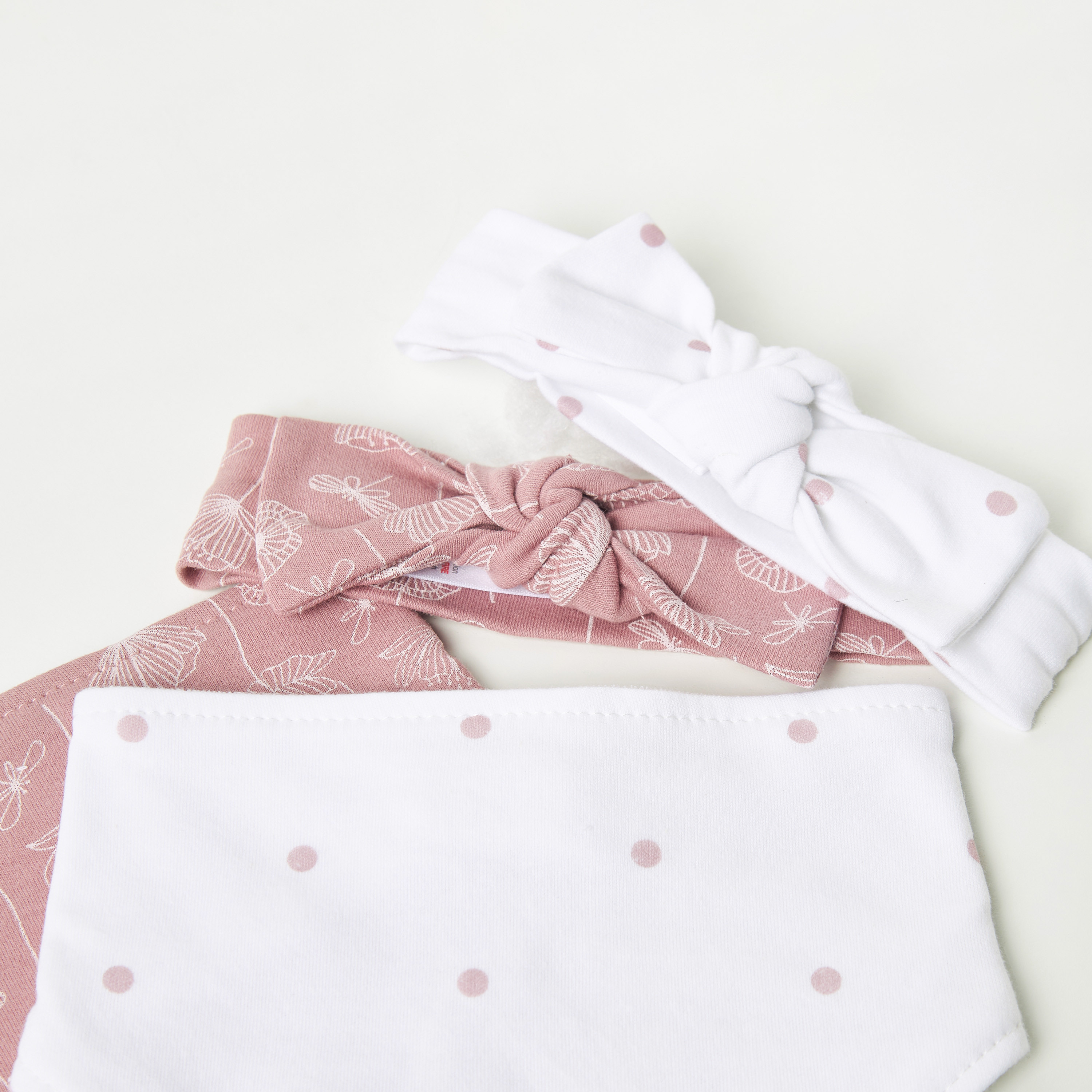 طقم مرايل وشرائط رأس مطاطية 4 قطع بطبعات من جونيورز-baby-feeding-bibs-image-4